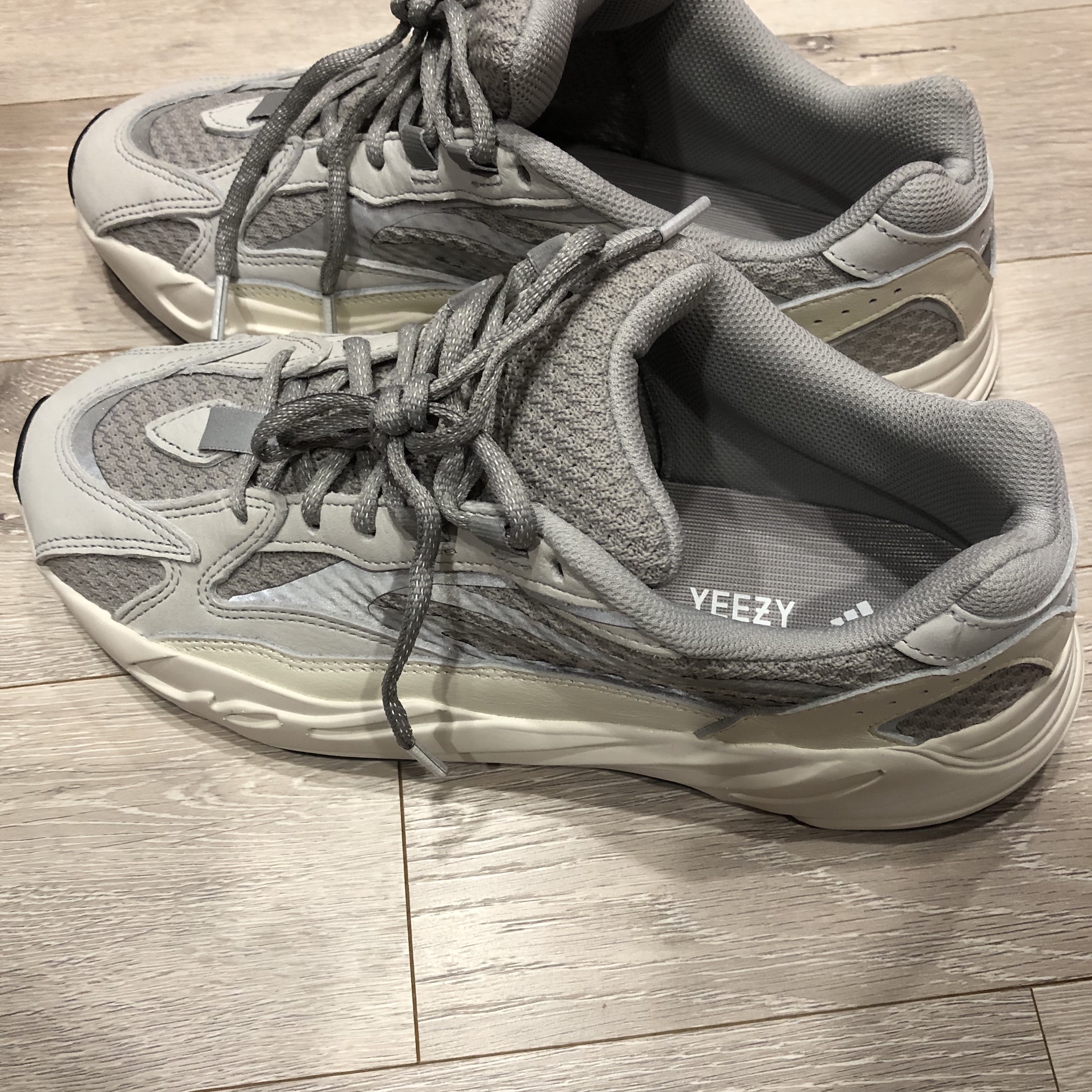 Adidas Yeezy Boost 700 V2 Static 2022 착용 스타일