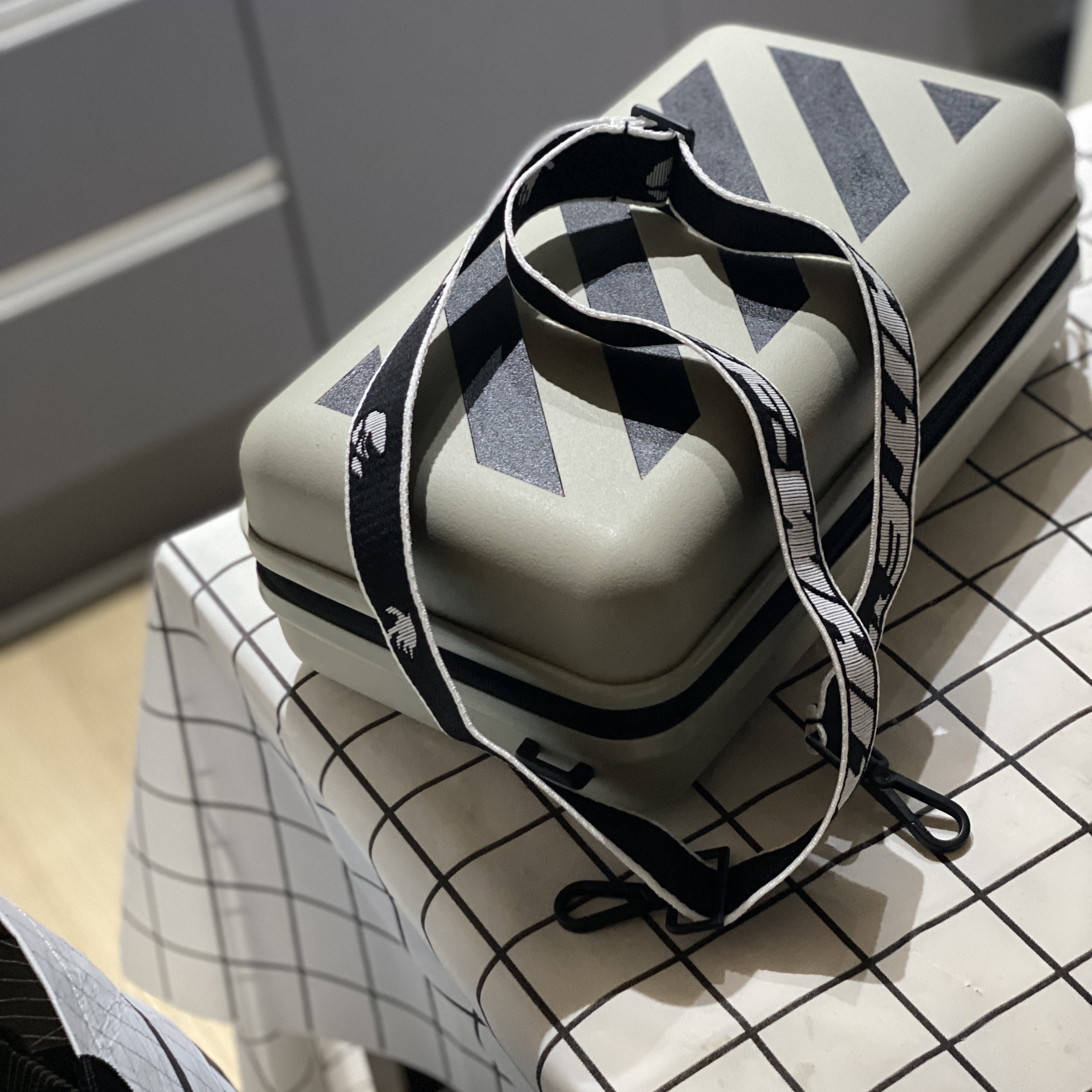 Off-White x Amore Pacific Protection Box (Without Cosmetics) 착용 스타일