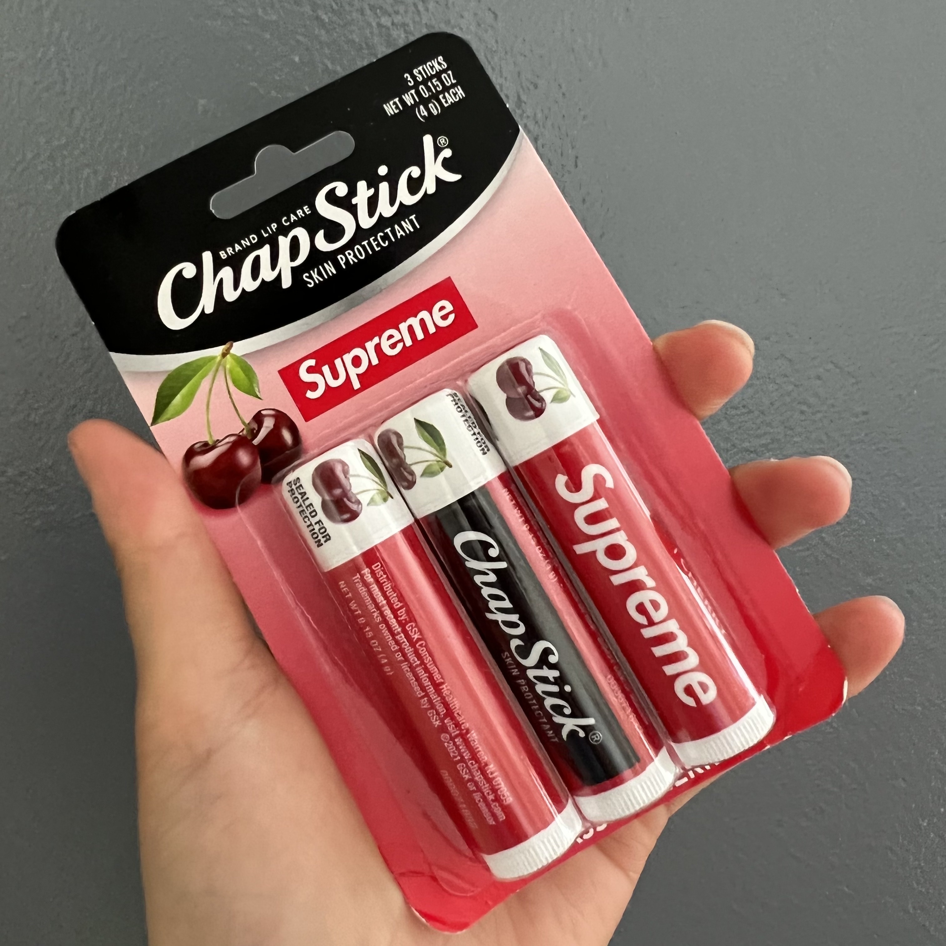 Supreme Chapstick Red (3 Pack) 착용 스타일