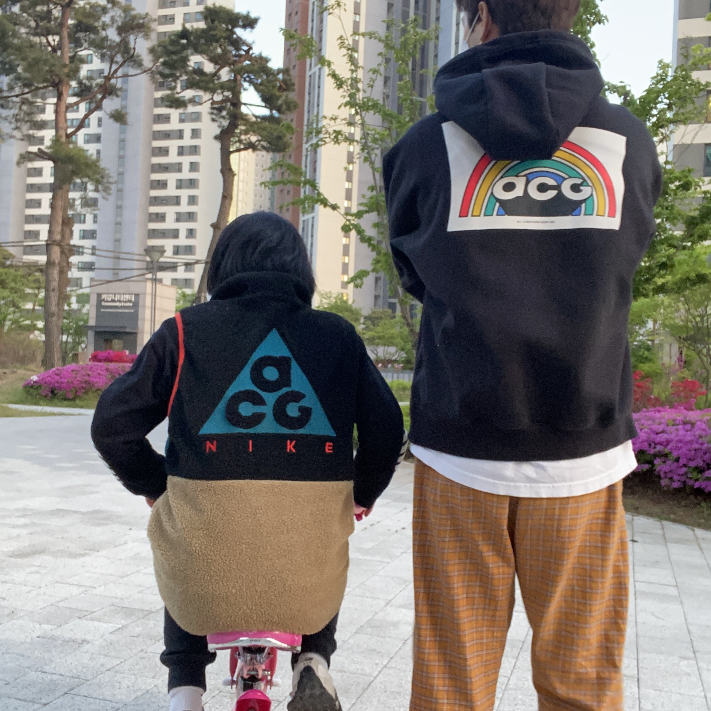 Nike ACG Vest Black Parachute Beige Geode Teal - US/EU, Nike ACG Graphic Pullover Hoodie Black - US/EU 착용 스타일 - 1