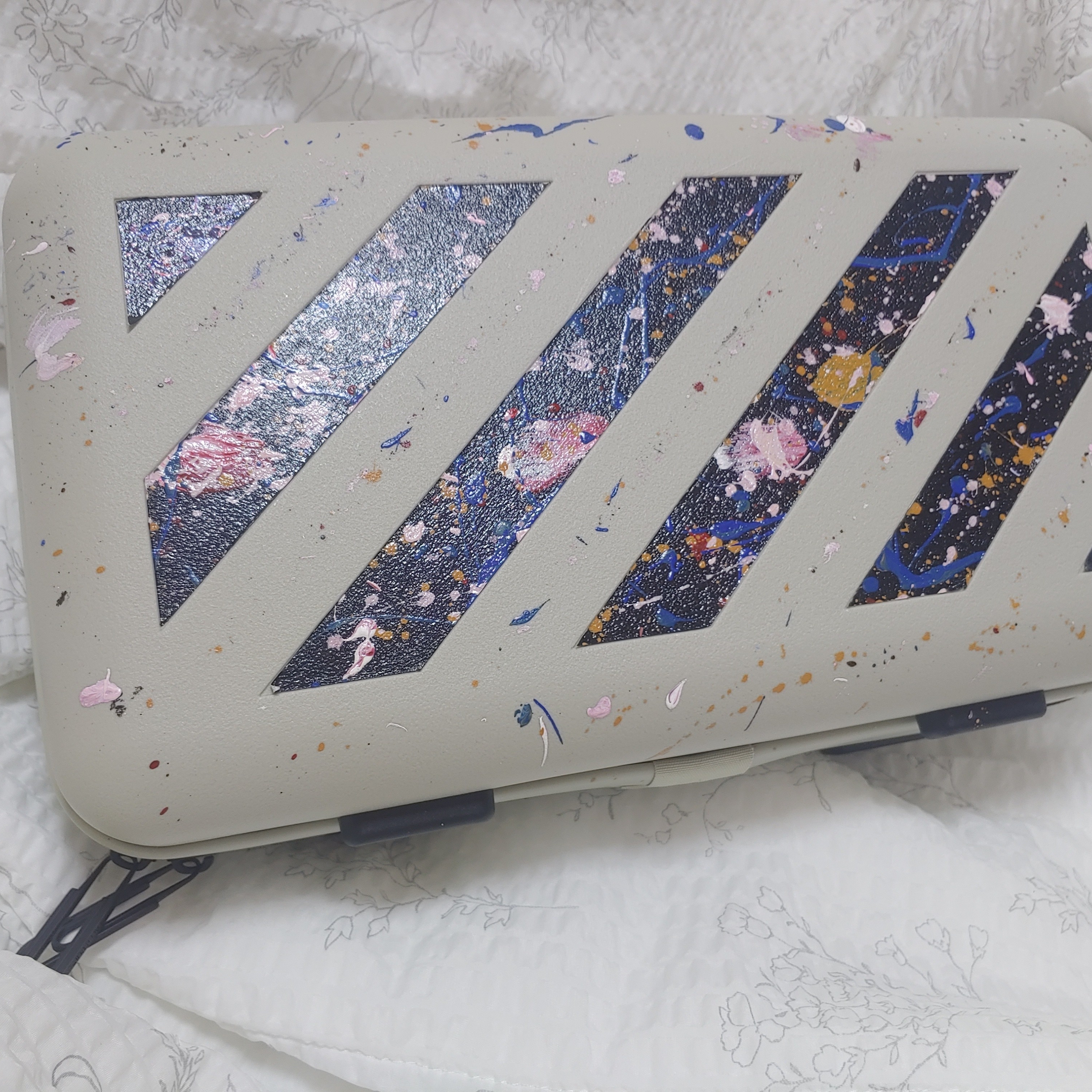 Off-White x Amore Pacific Protection Box (Without Cosmetics) 착용 스타일 - 2