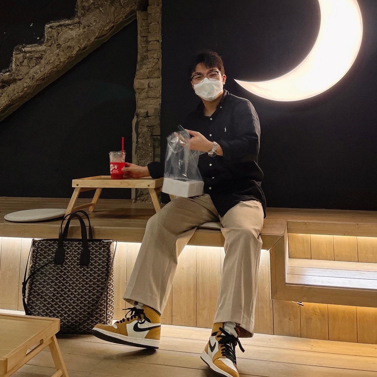 Goyard Voltaire Bag Black, Jordan 1 Retro High Rookie of the Year 착용 스타일