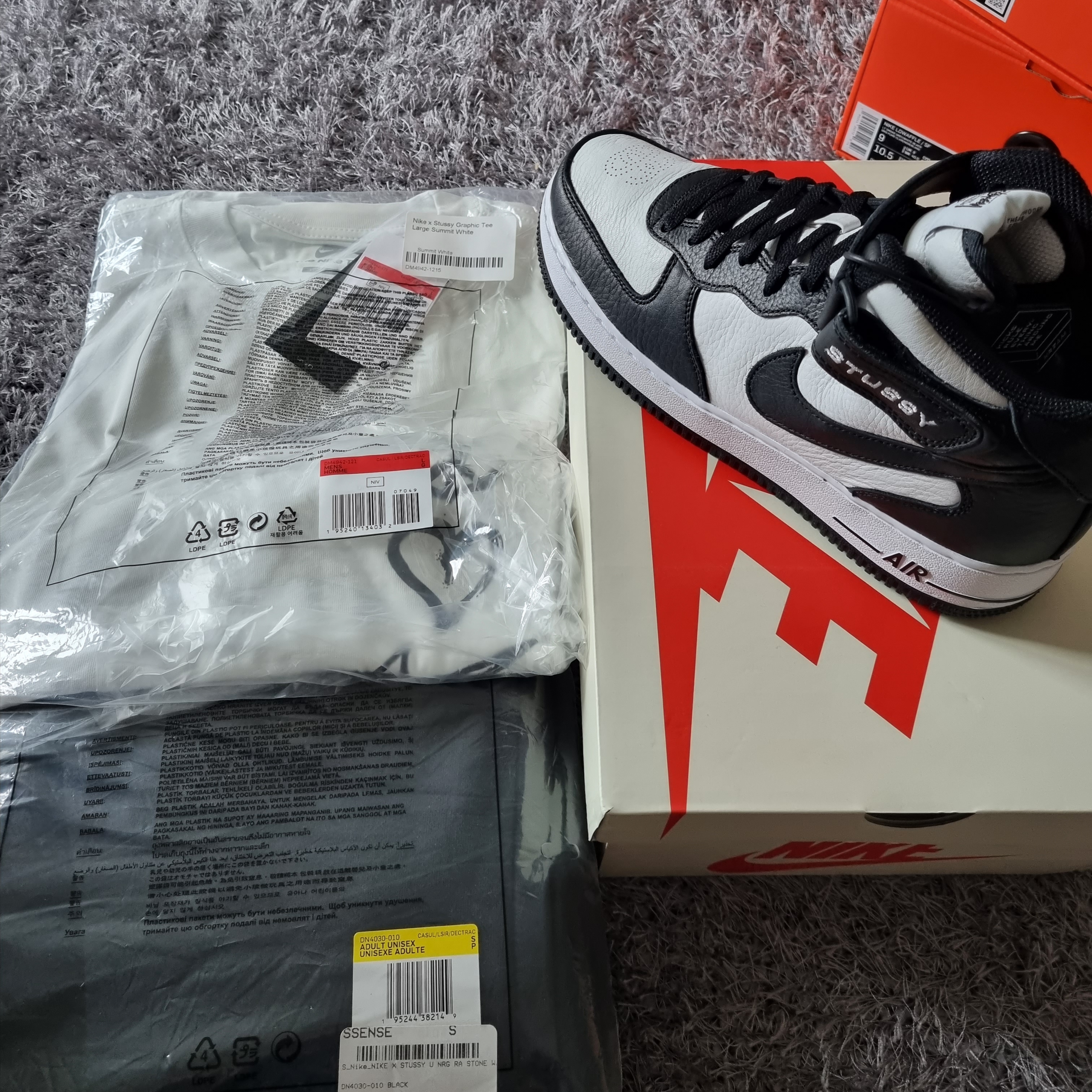 Nike x Stussy Air Force 1 '07 Mid SP Black and Light Bone, Nike x Stussy NRG RA T-Shirt Summit White (DM4942-121) 착용 스타일