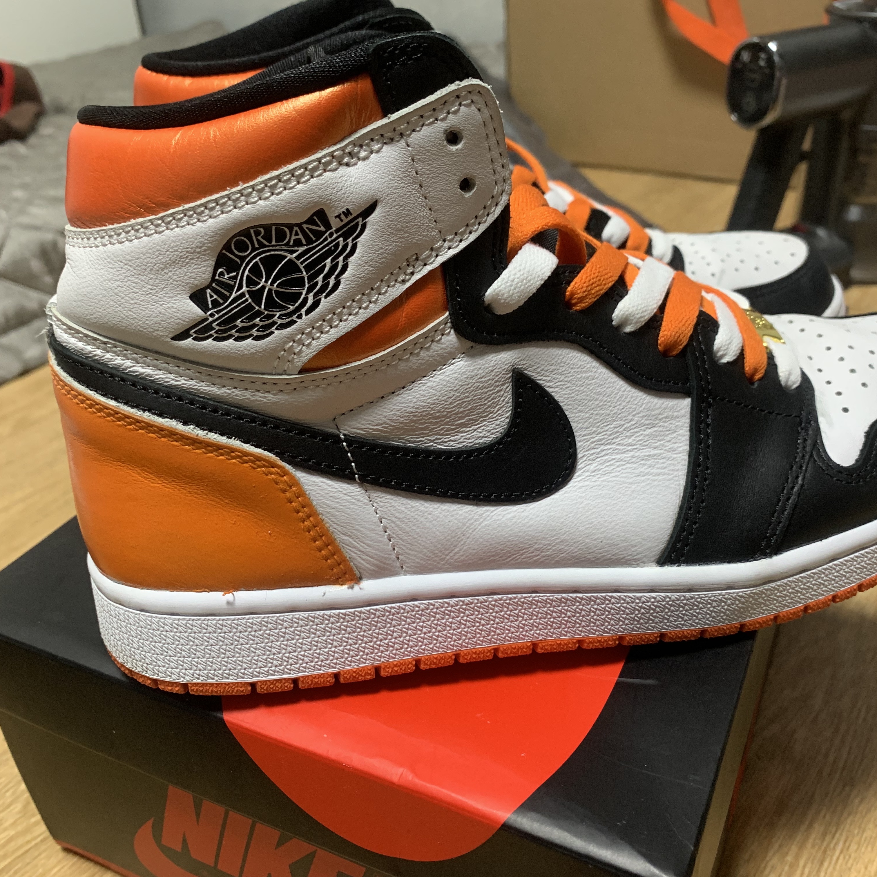 Jordan 1 Retro High OG Electro Orange 착용 스타일 - 1