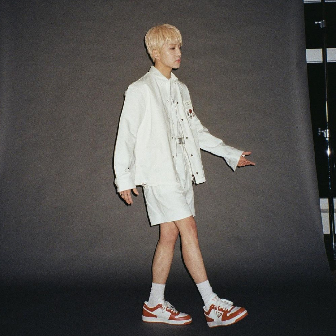 Prada Downtown Leather Sneakers White Lacquer Red 착용 스타일 - 2