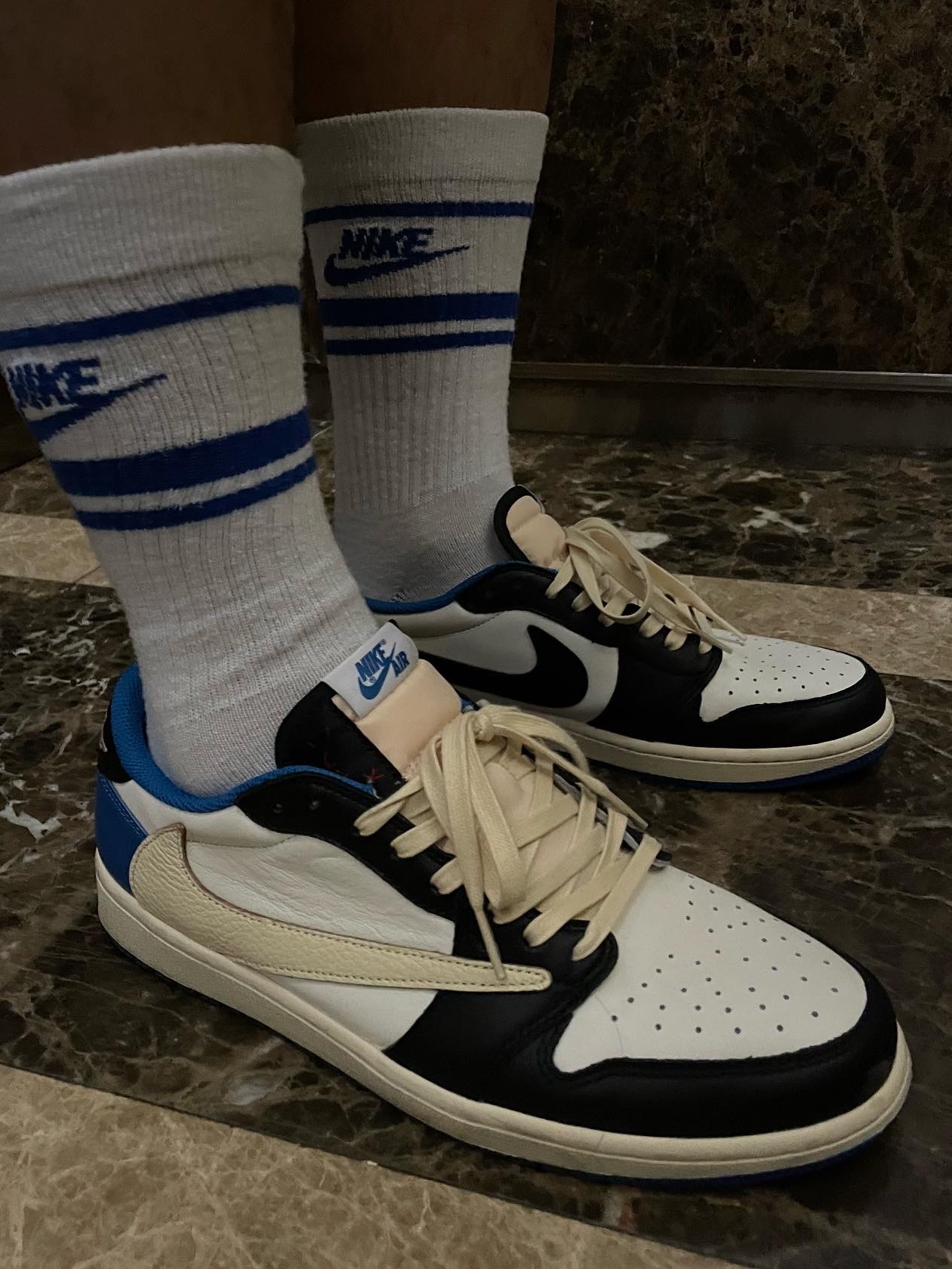 Jordan 1 x Travis Scott x Fragment Retro Low OG SP Military Blue 착용 스타일 - 2