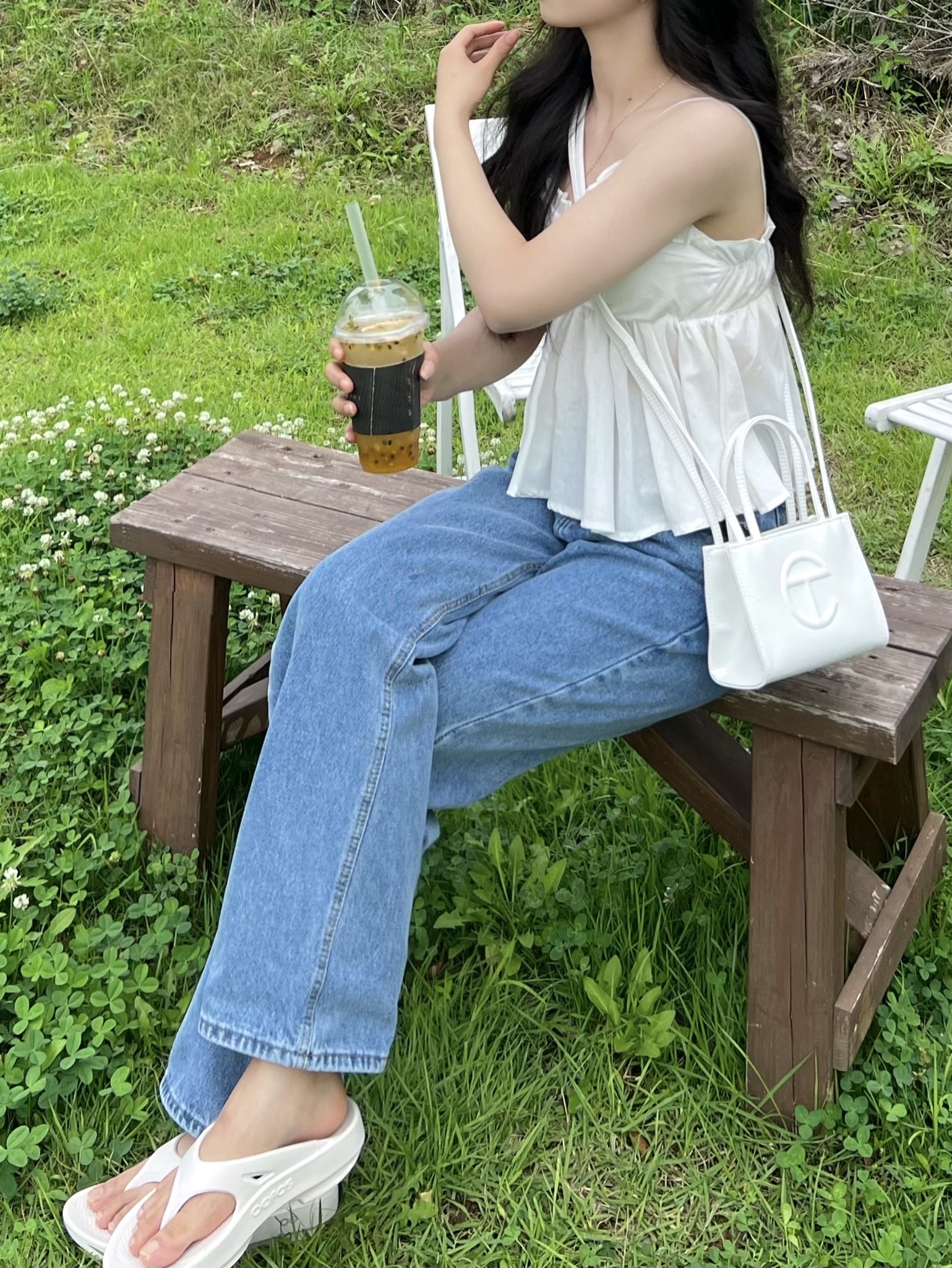 Telfar Small Shopping Bag White, Oofos OOriginal Eggnog & Chalk 착용 스타일 - 4