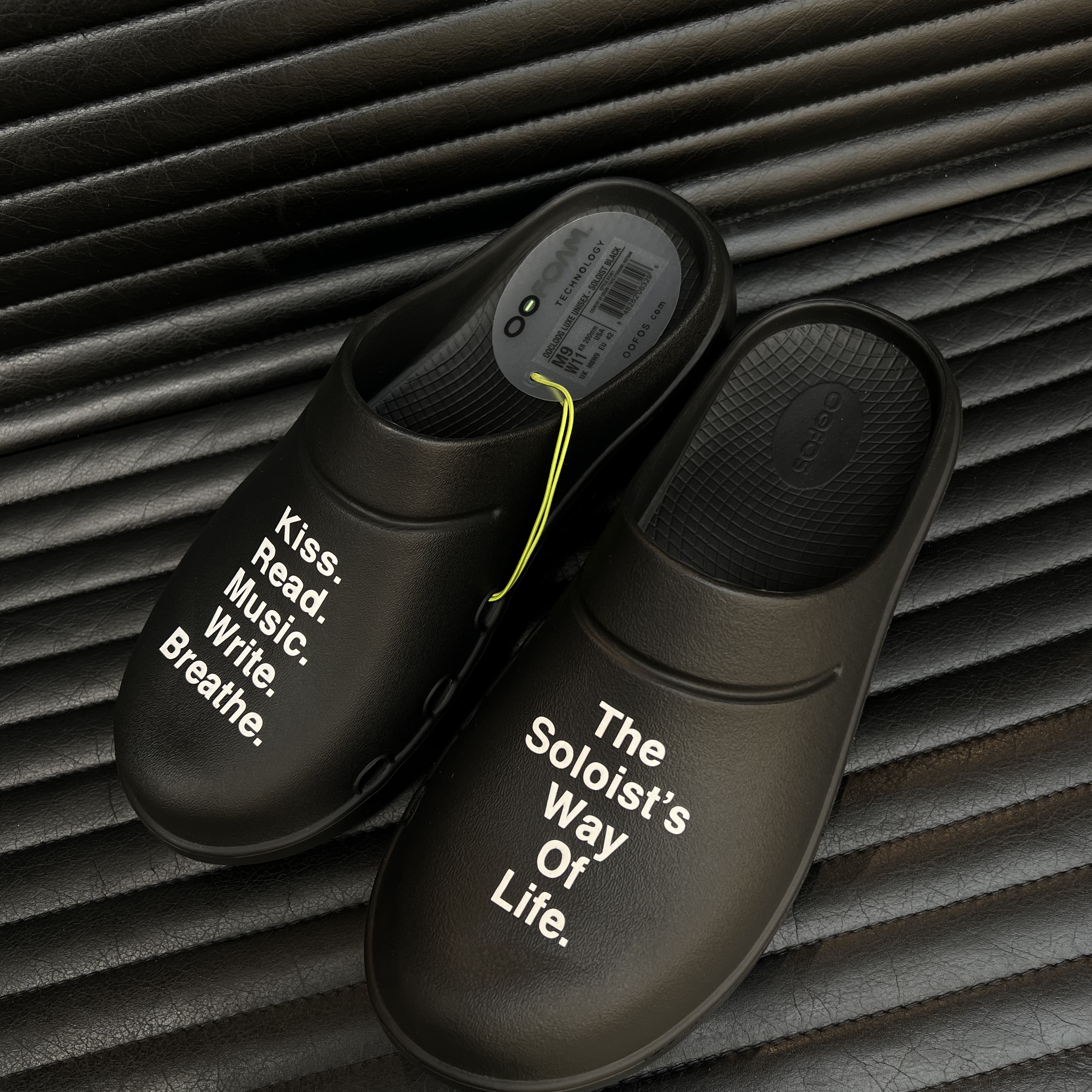 Oofos x Takahiromiyashita The Soloist The Soloist's Way Of Life Clog Black White 착용 스타일 - 1