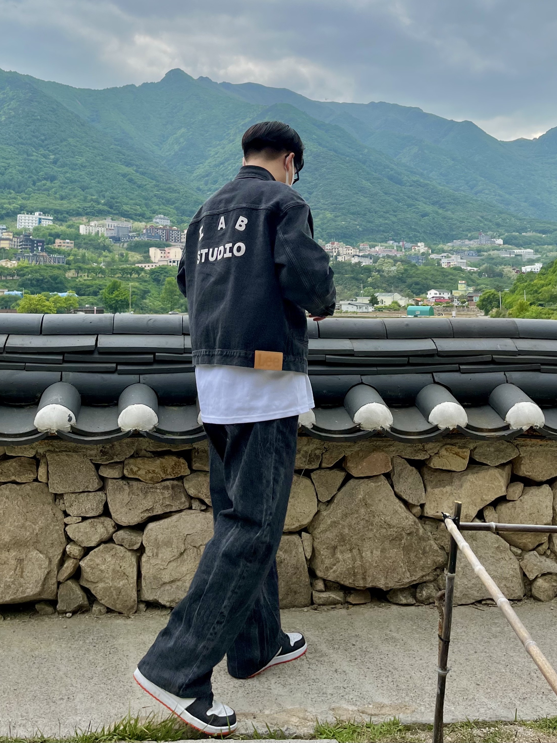 IAB Studio x Lee Denim Jacket Black, Jordan 1 Retro High OG Electro Orange 착용 스타일