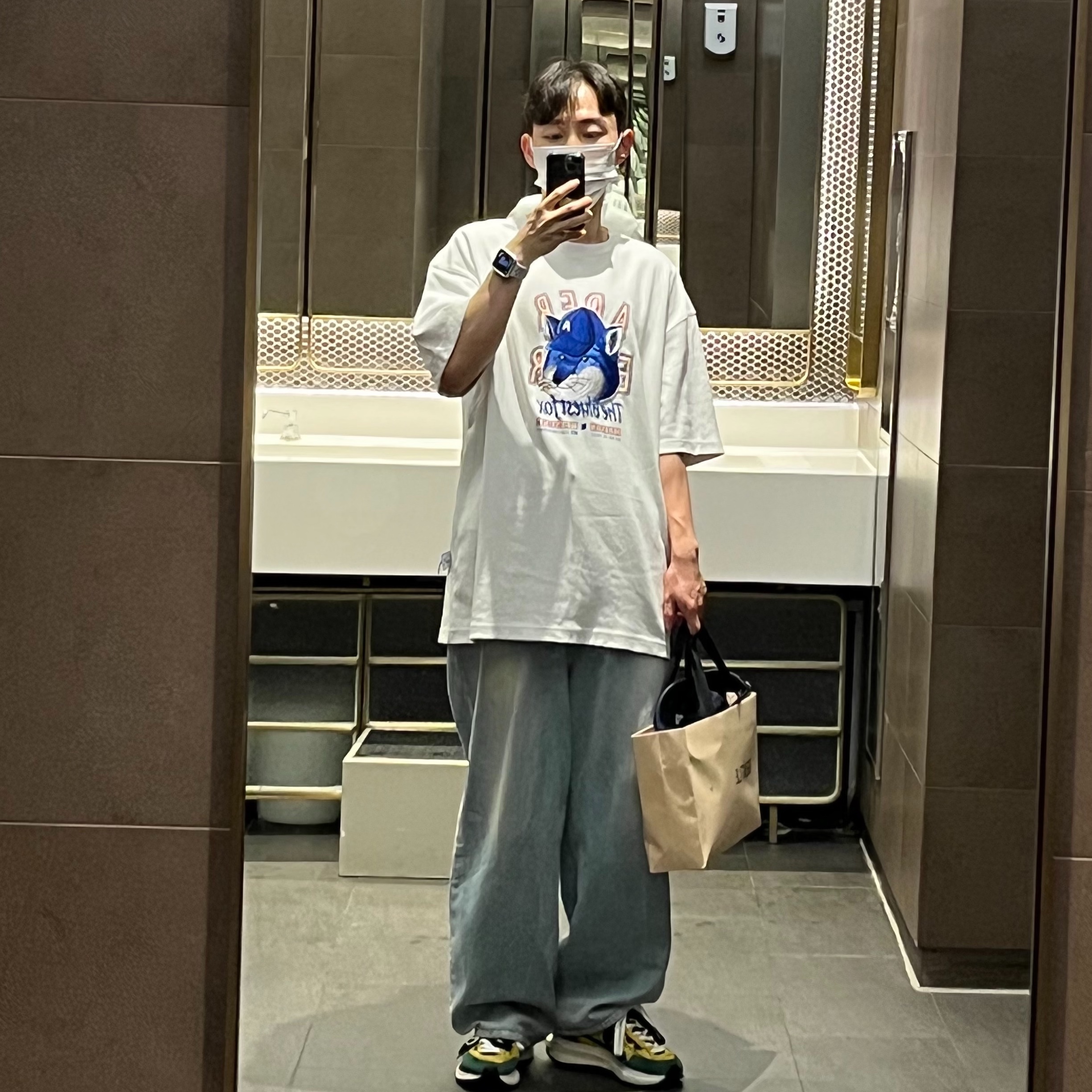 Nike x Sacai VaporWaffle Tour Yellow & Gorge Green Sail, Maison Kitsune x Ader Error The Bluest Fox T-Shirt White 착용 스타일