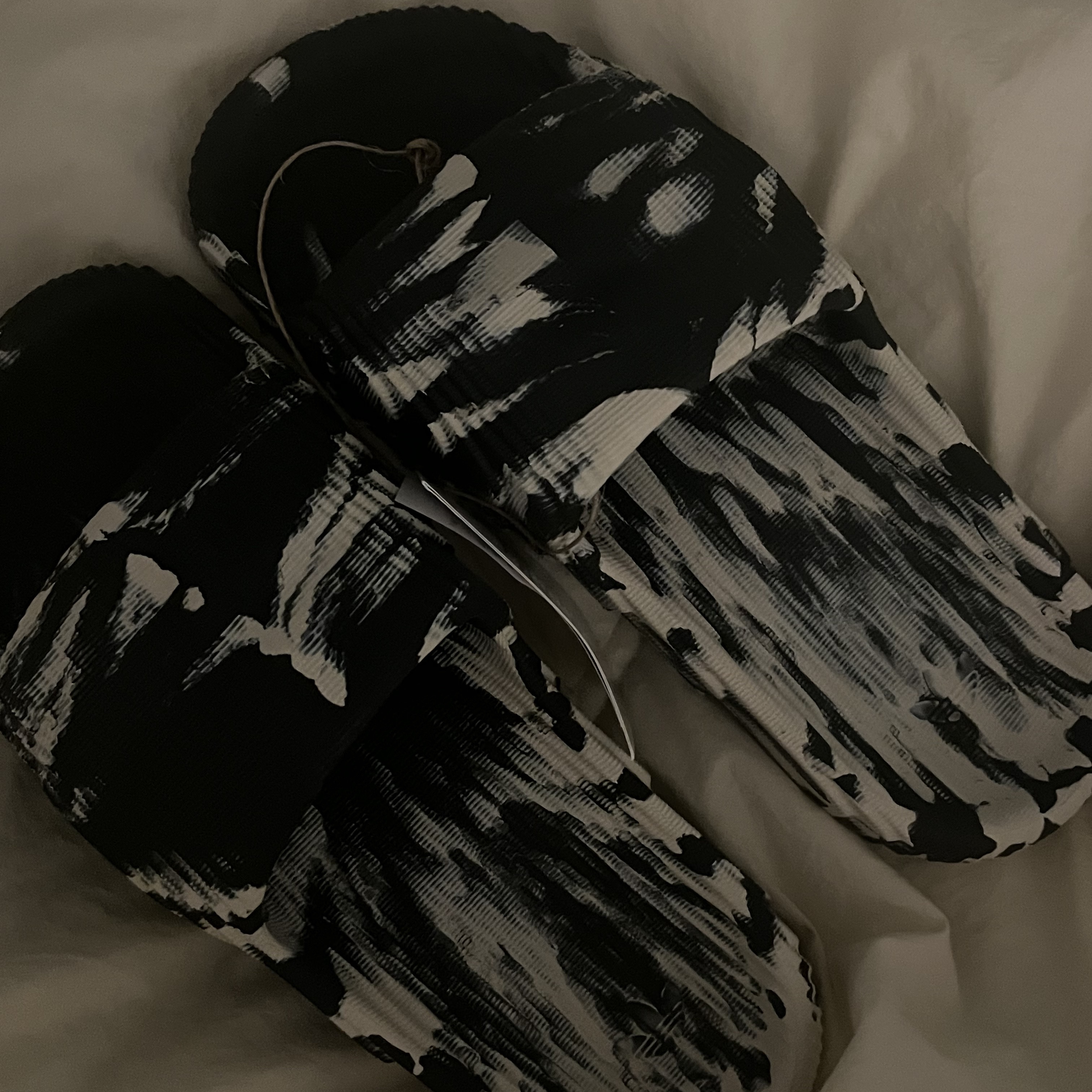 Adidas Adilette 22 Carbon Aluminium 착용 스타일