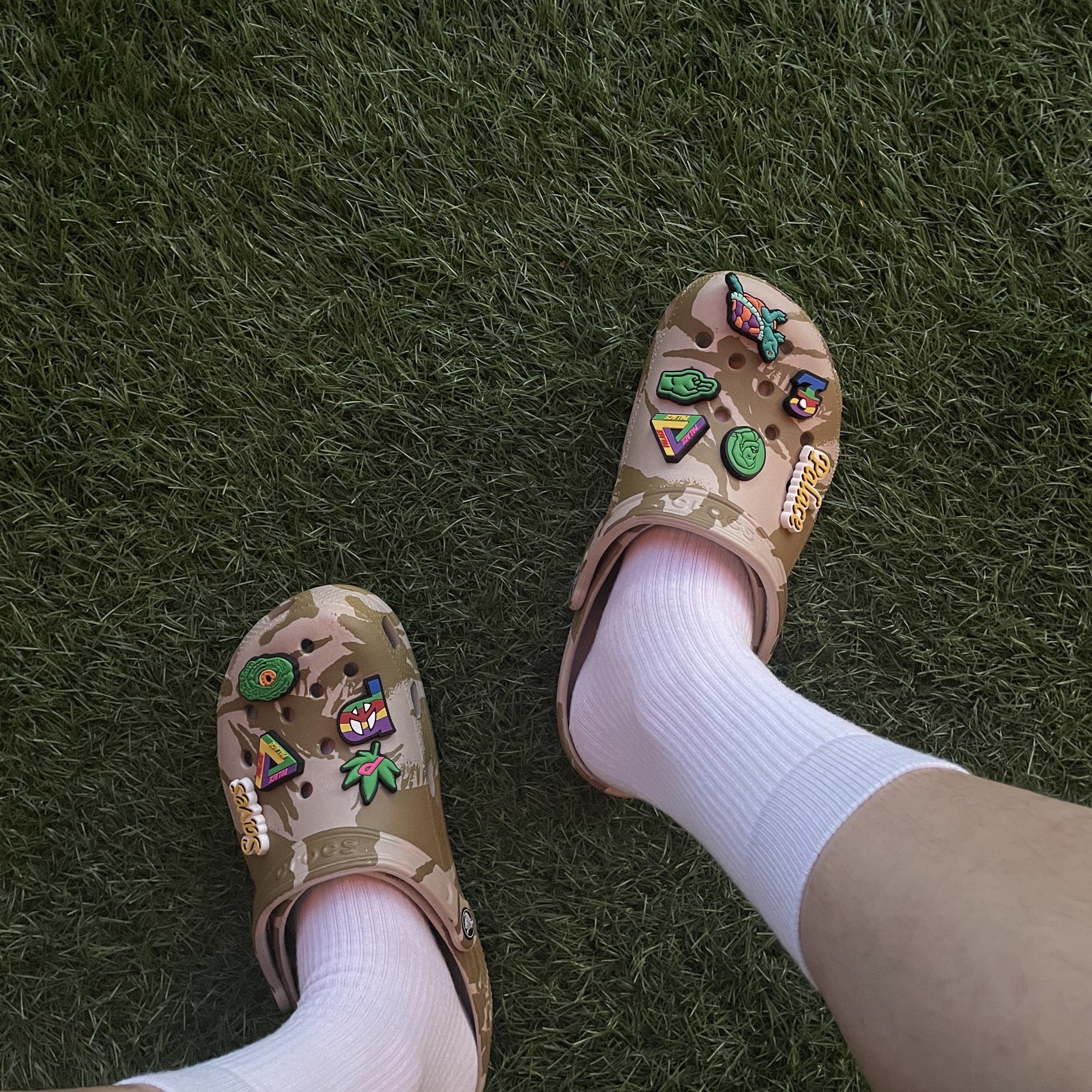 Crocs x Palace Clog Camo 착용 스타일