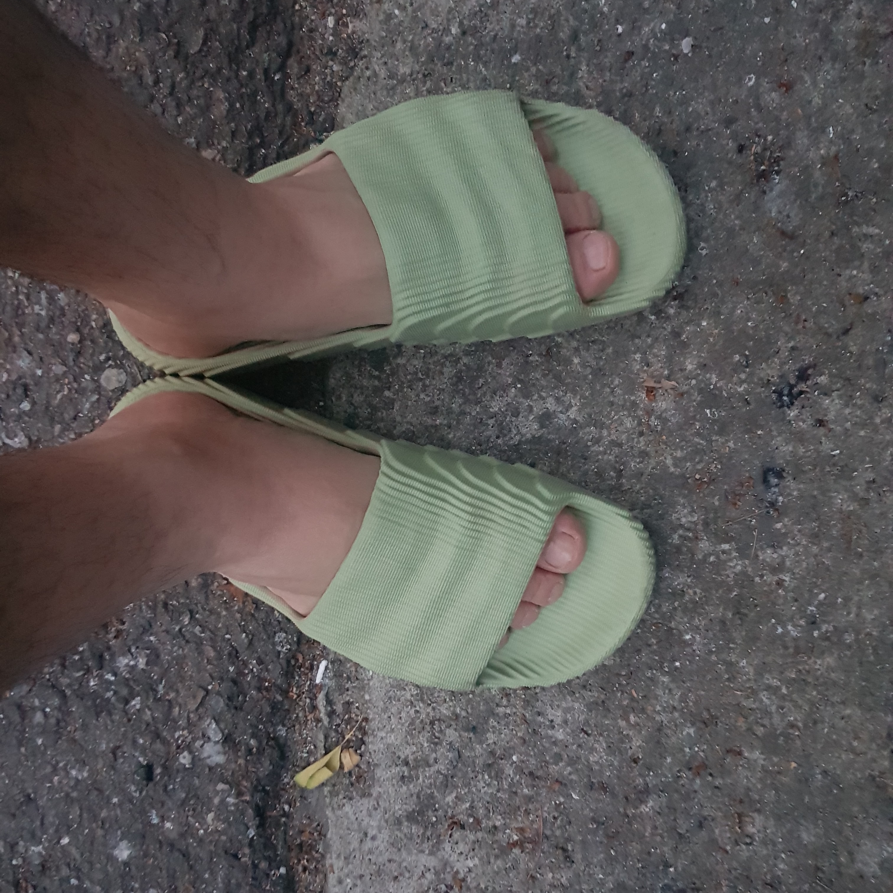 Adidas Adilette 22 Magic Lime 착용 스타일