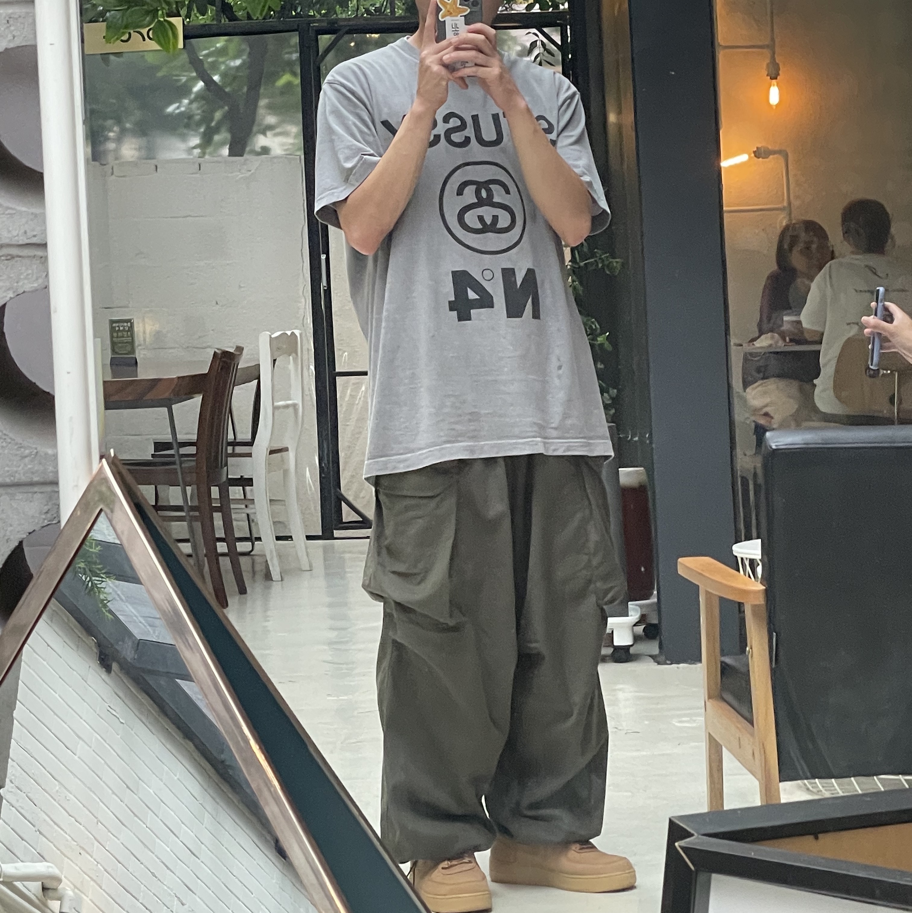 Stussy Pigment Dyed Stussy No.4 T-Shirt Grey, Nike Air Force 1 '07 WB Flax 착용 스타일