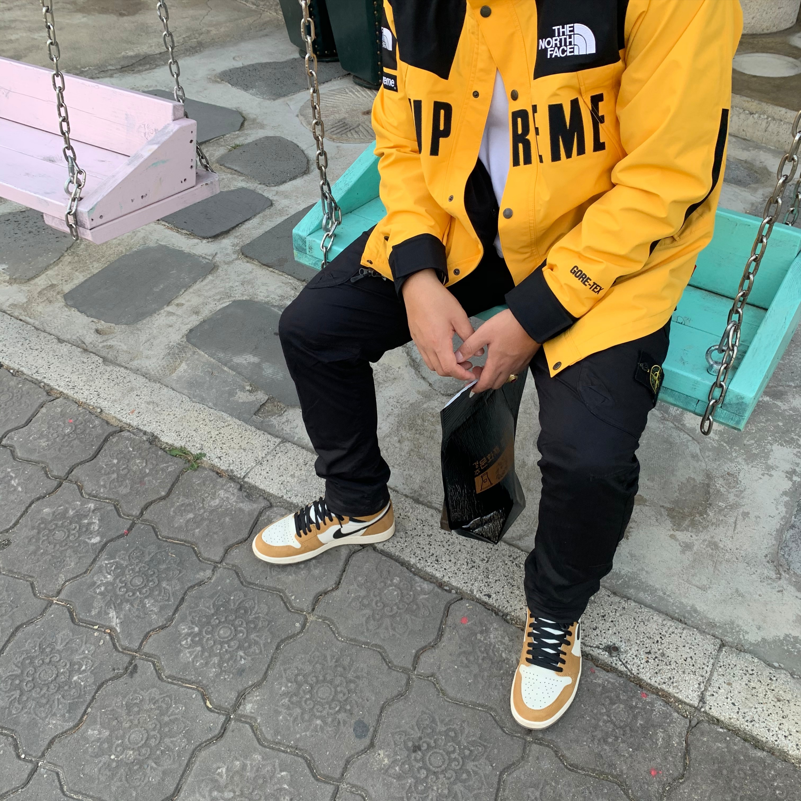 Supreme x The North Face Arc Logo Mountain Parka Yellow - 19SS, Jordan 1 Retro High Rookie of the Year 착용 스타일