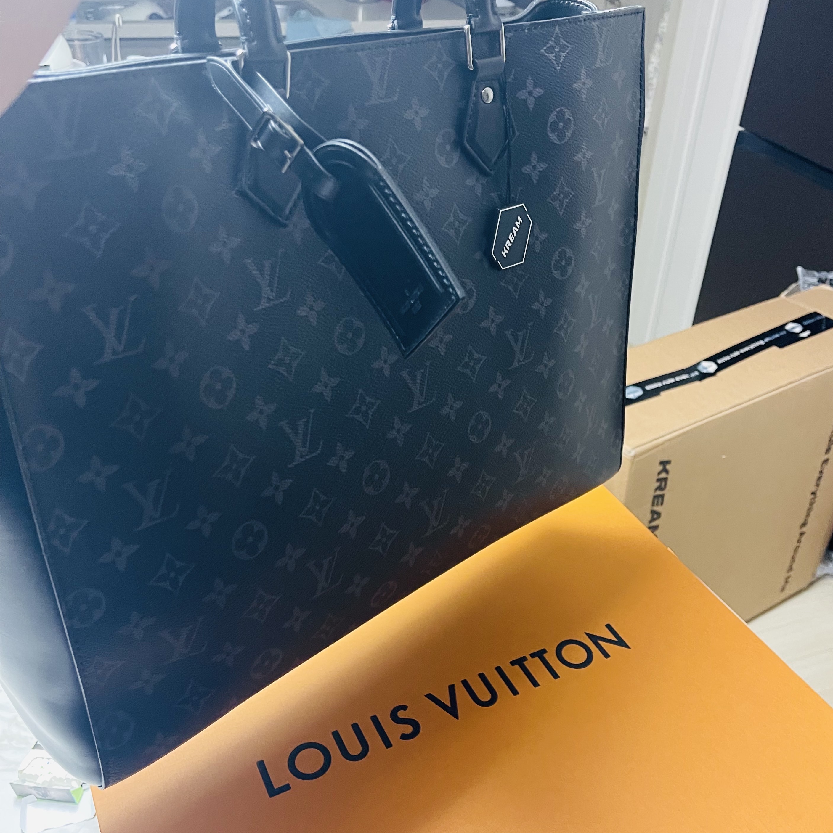 Louis Vuitton Grand Sac Monogram Eclipse 착용 스타일