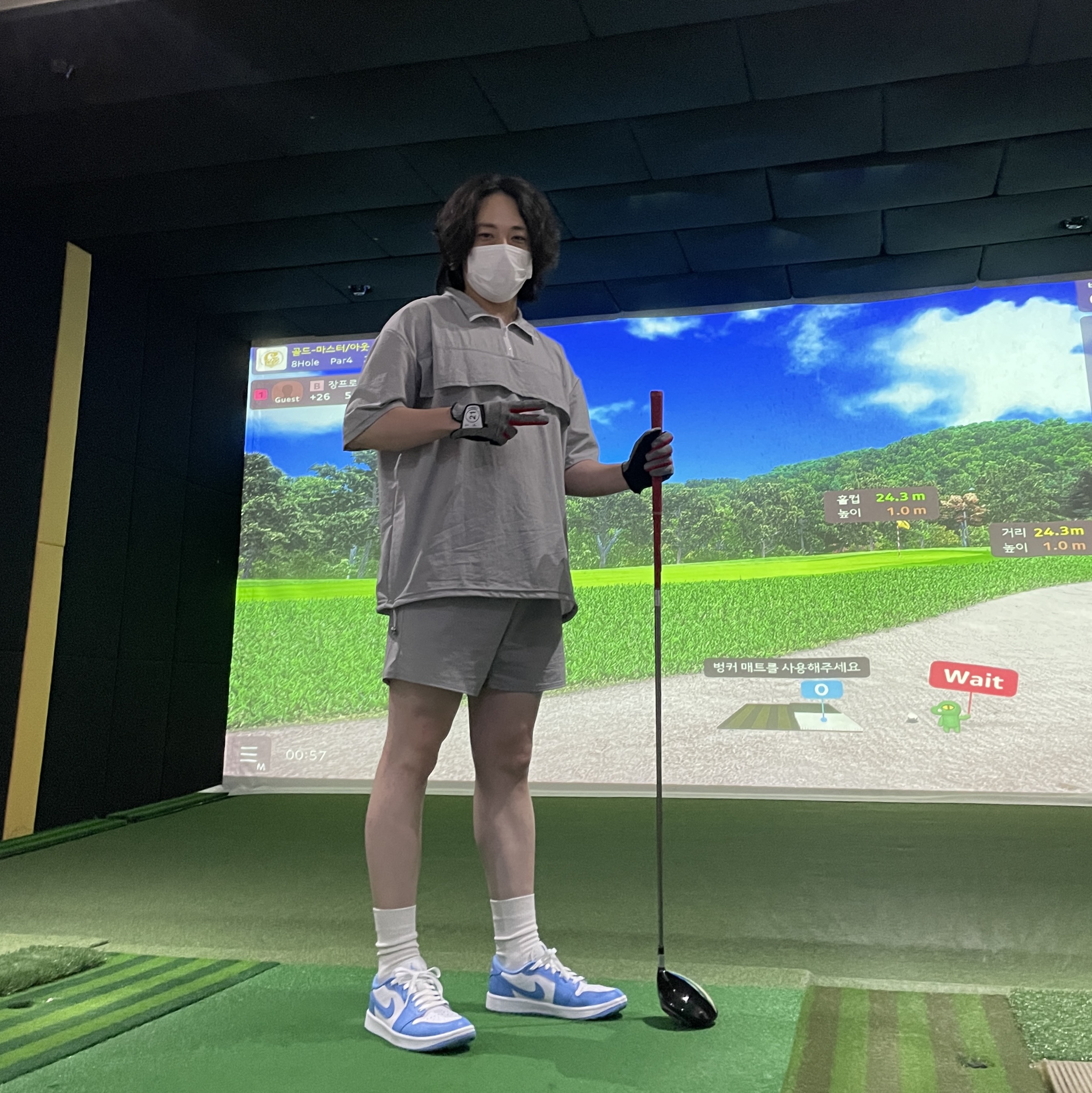 Jordan 1 Low Golf White and University Blue 착용 스타일