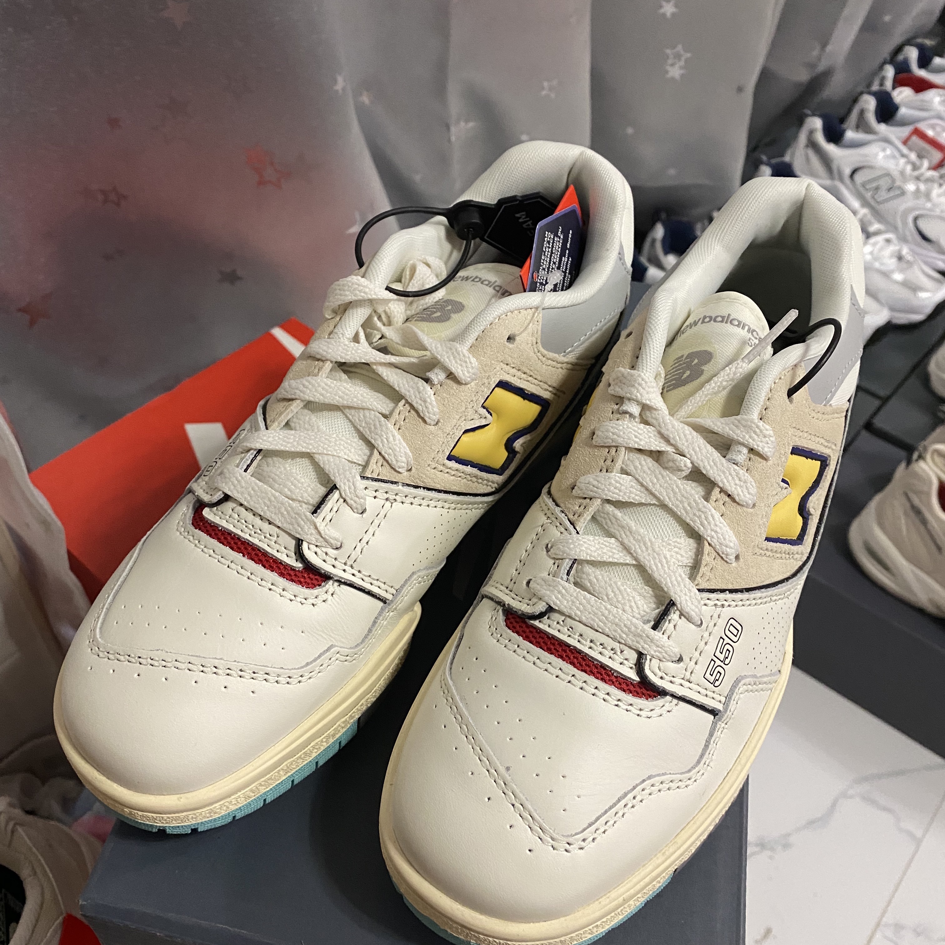 New Balance 550 Sea Salt Yellow - 2E Wide 착용 스타일 - 3