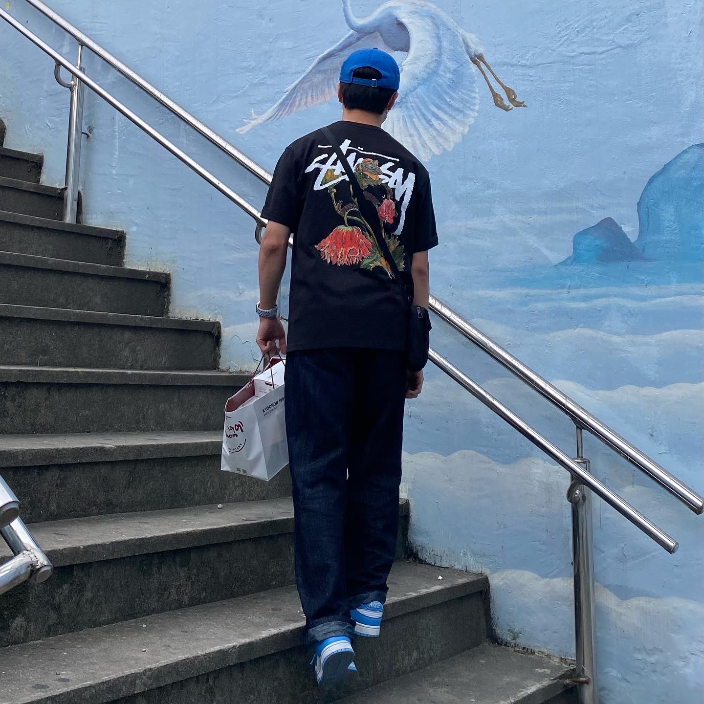 Nike Dunk Low Retro University Blue, Stussy Withered Flower T-Shirt Black 착용 스타일 - 2