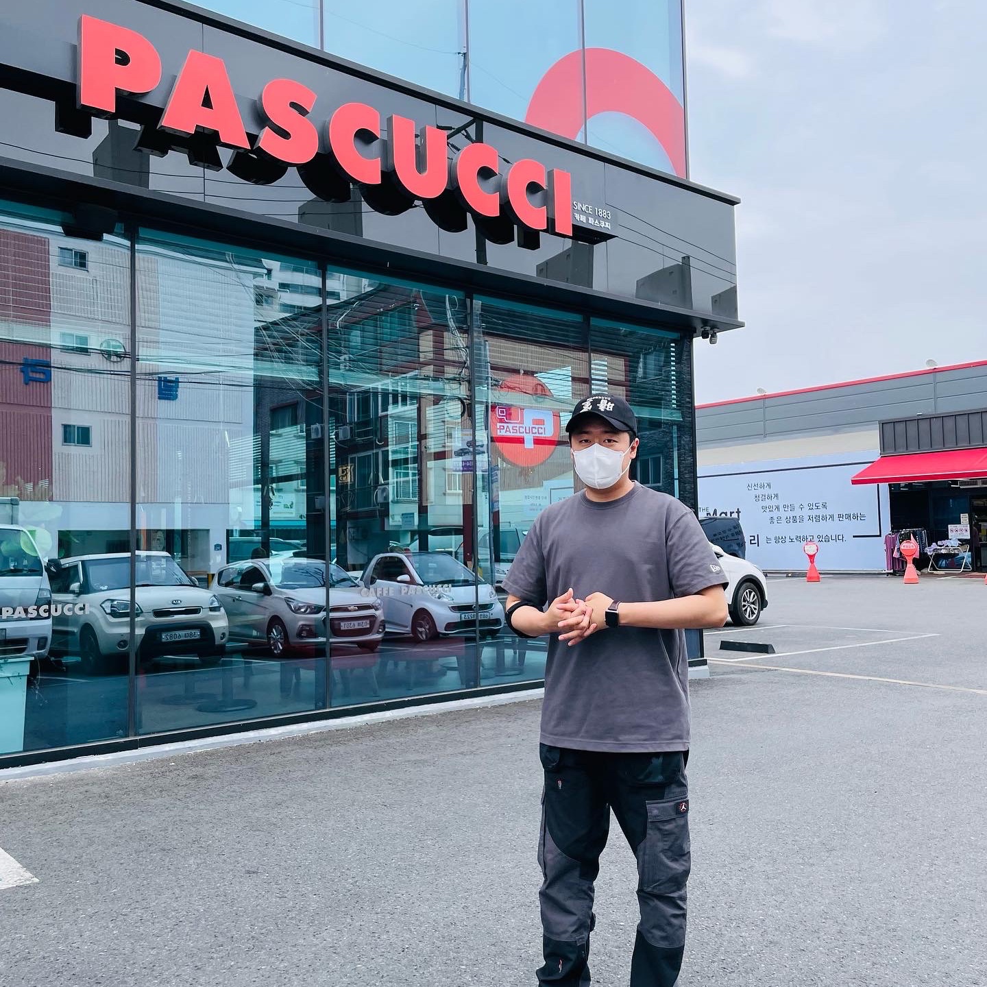 Darkr8m Studio Upside Down Silver Logo Cap, Jordan x Travis Scott Cargo Pants Black 착용 스타일 - 2