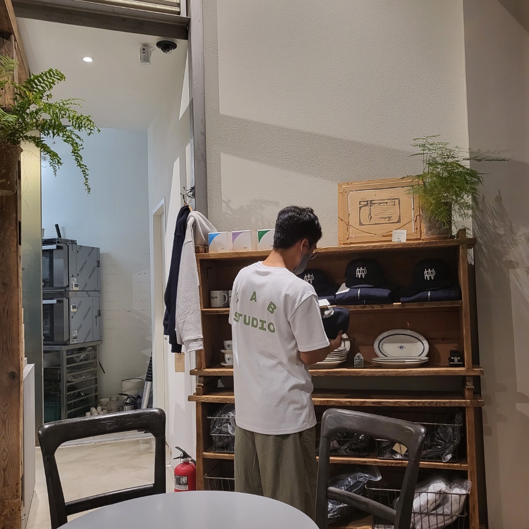 IAB Studio T-Shirt White Light Green, Nike Air Force 1 Low Gore-Tex Summer Shower 착용 스타일 - 2