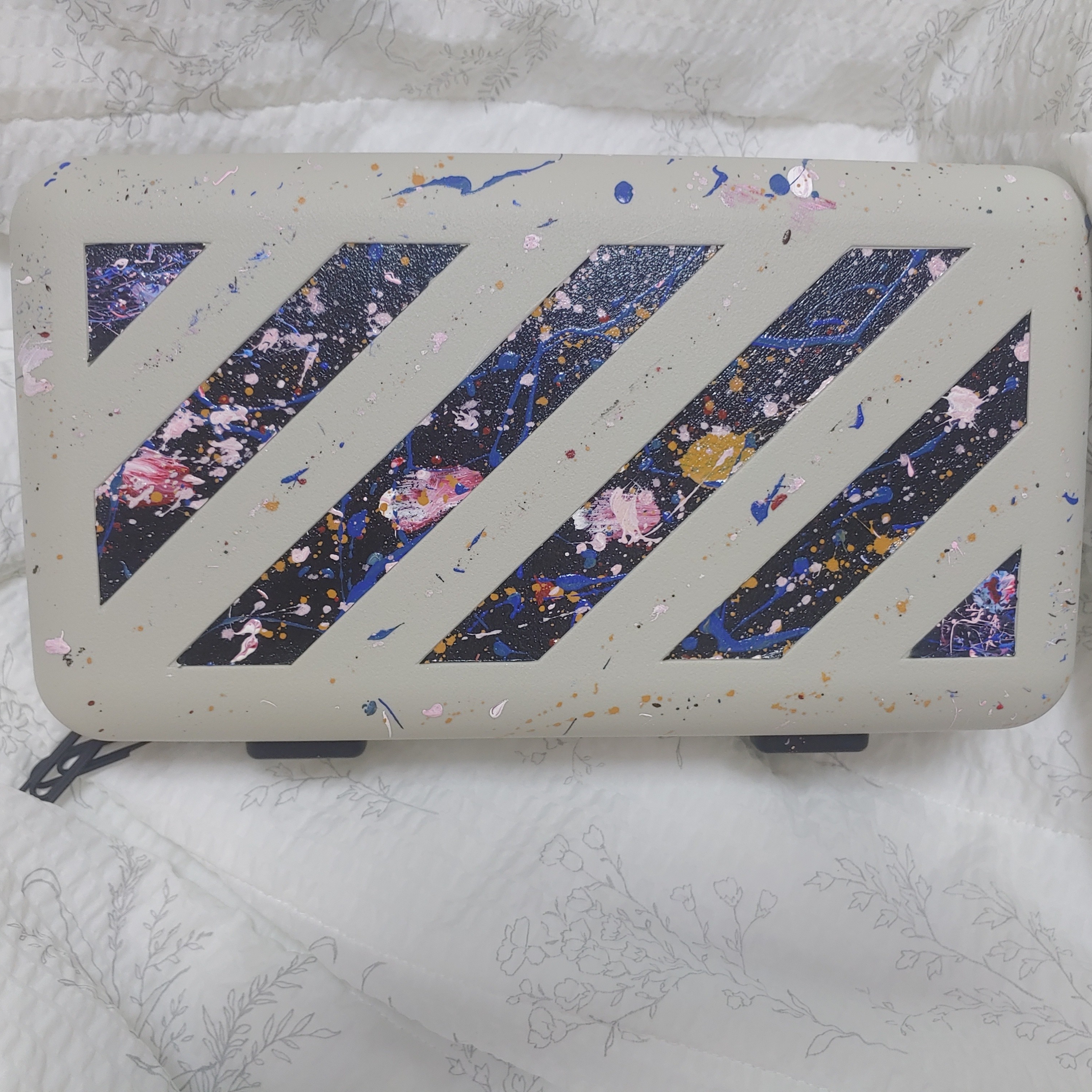 Off-White x Amore Pacific Protection Box (Without Cosmetics) 착용 스타일 - 1