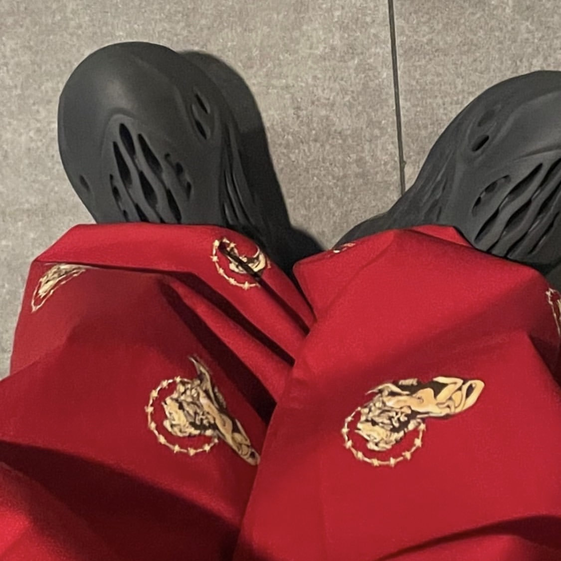 Adidas Yeezy Foam RNNR Onyx 착용 스타일