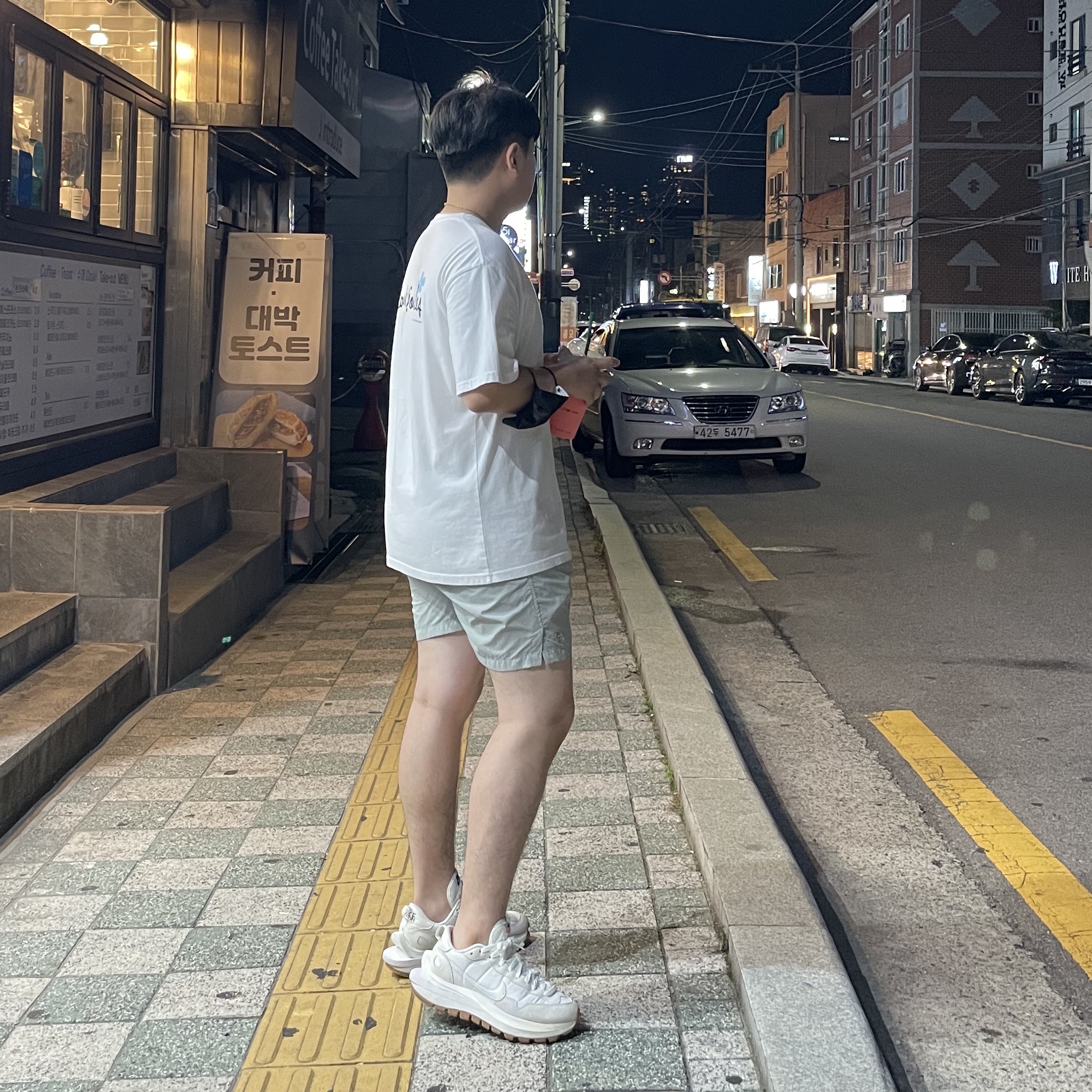 Nike x Sacai VaporWaffle White and Gum 착용 스타일