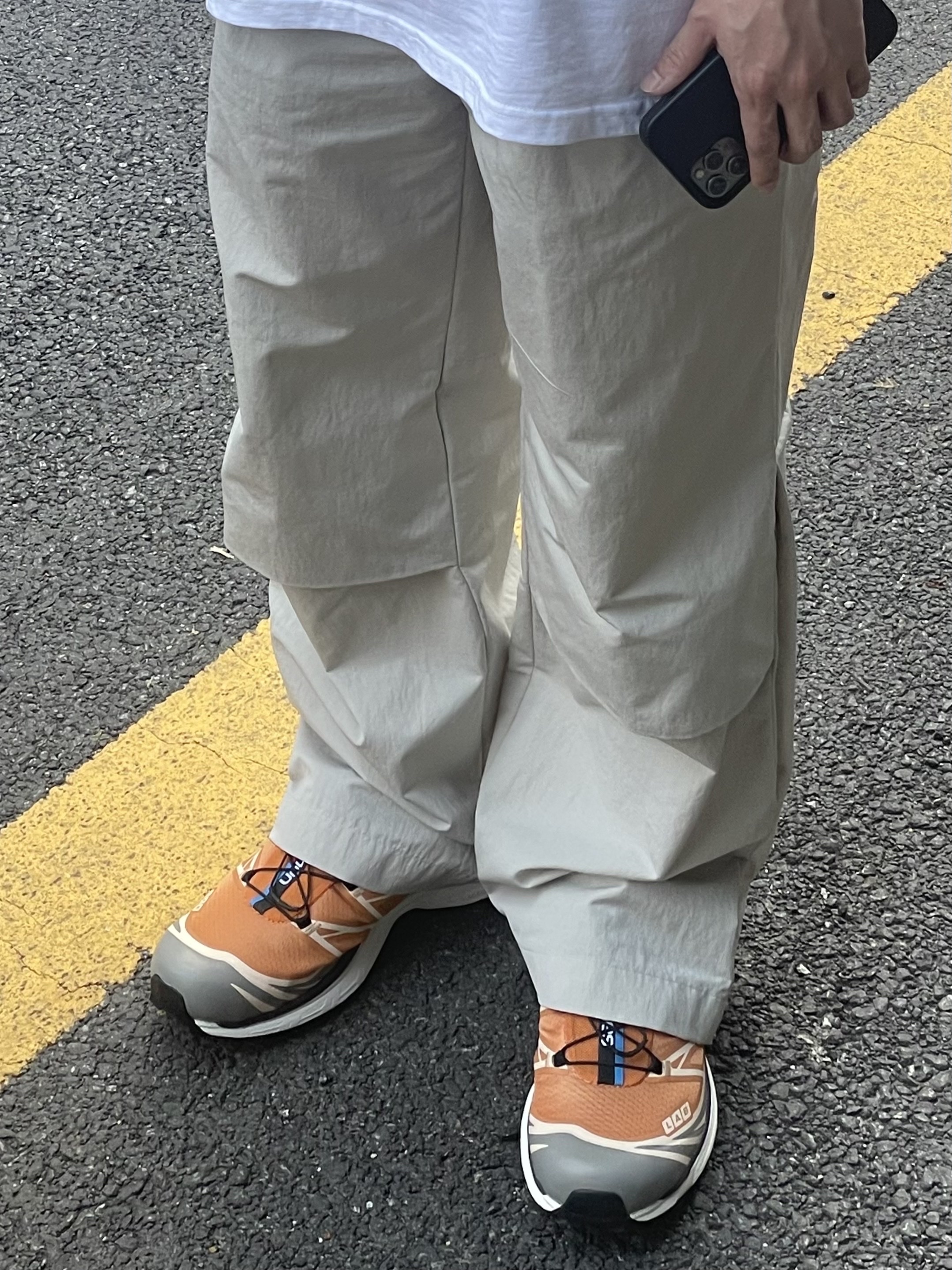 Salomon XT-6 Apricot Buff 착용 스타일 - 3