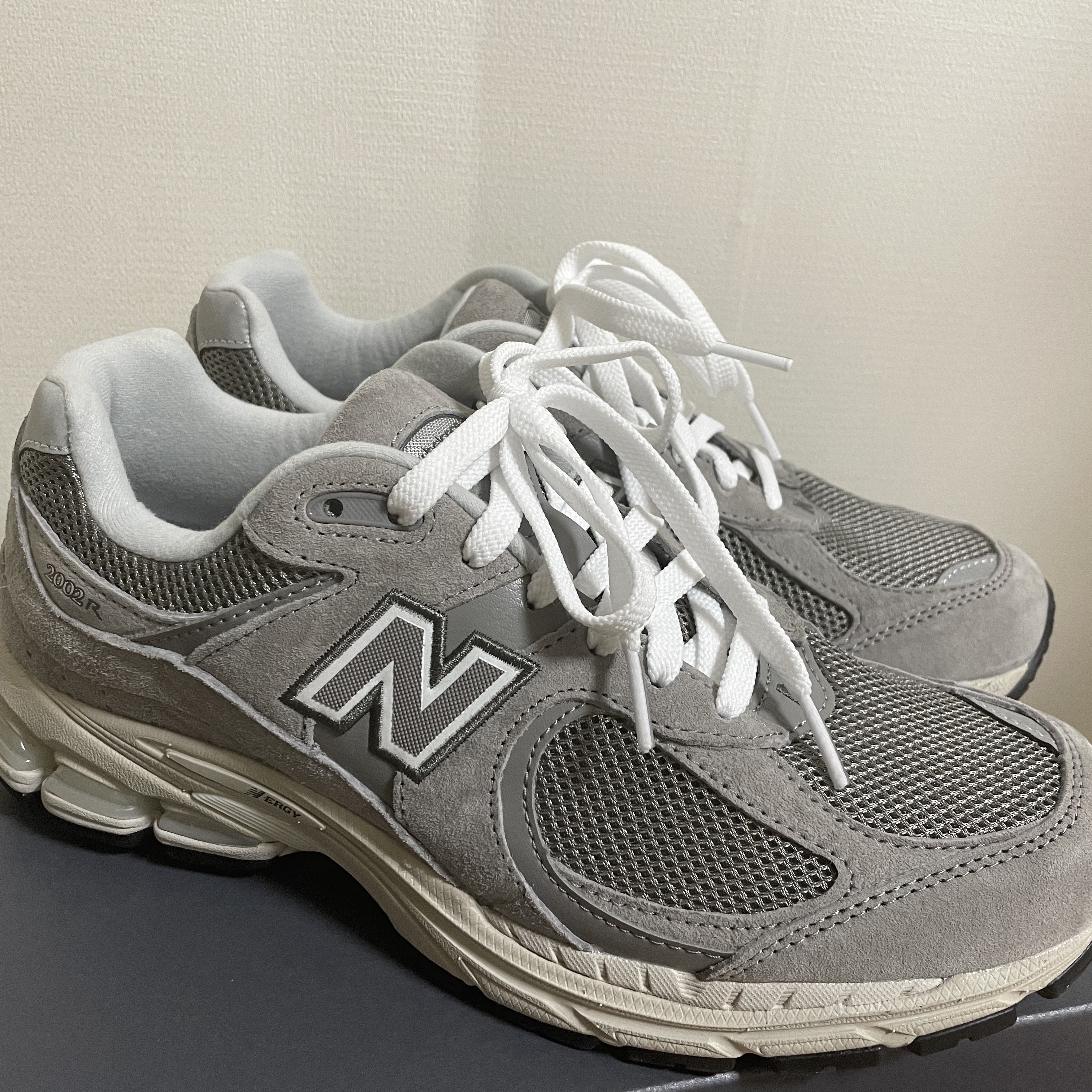 New Balance 2002R Grey 착용 스타일