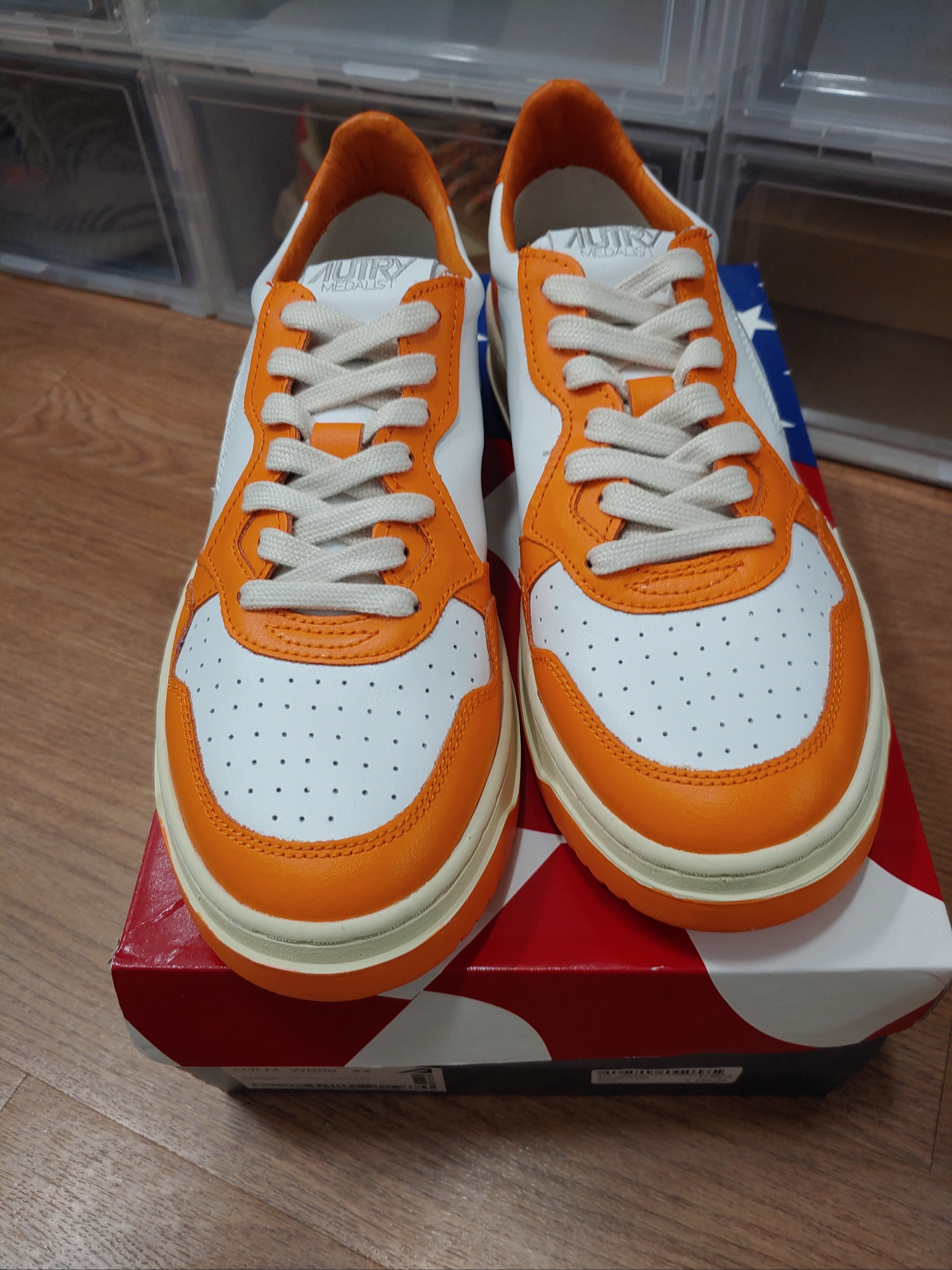 Autry Medalist Low Leather Sneakers Orange White 착용 스타일 - 2