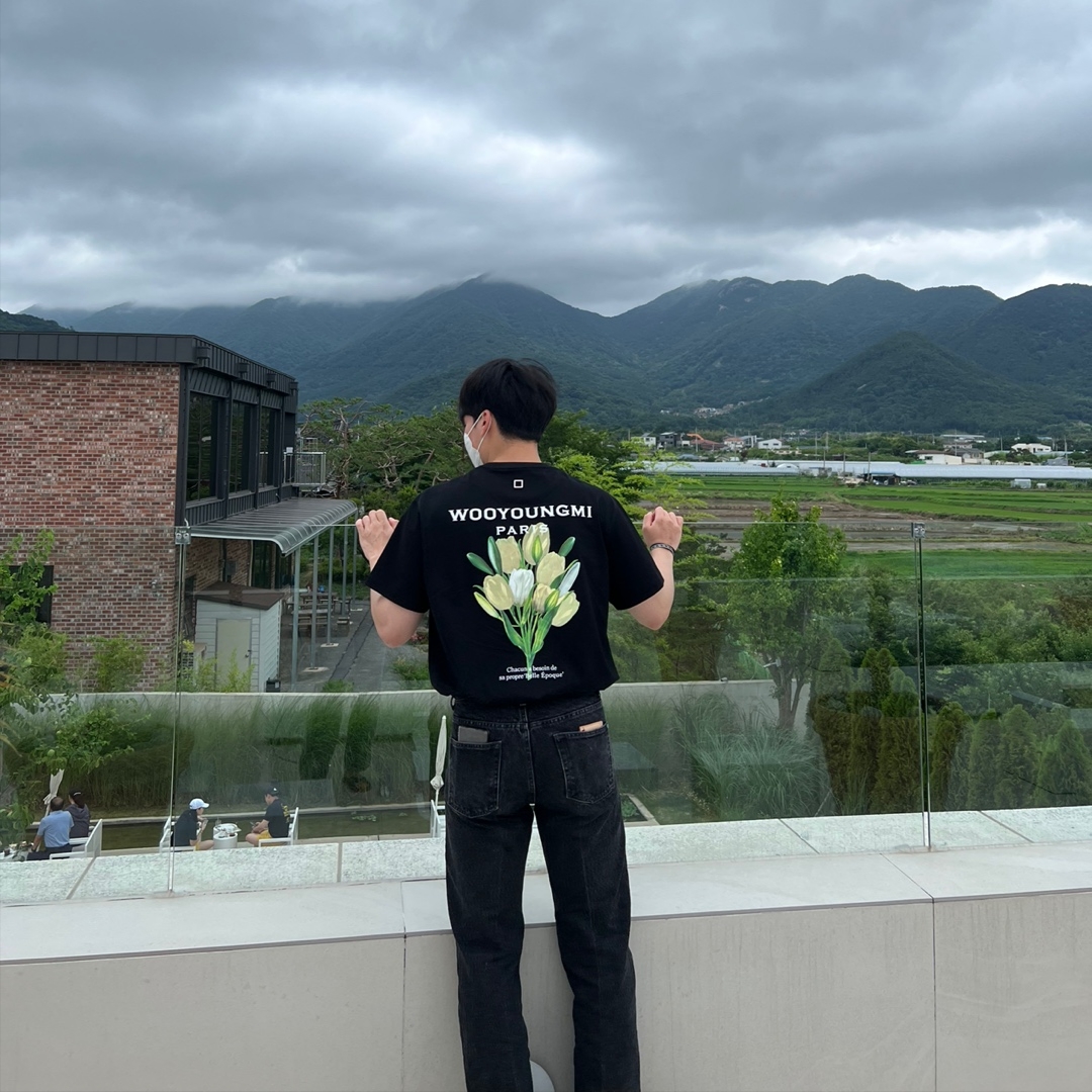 Wooyoungmi Flower Print Back Logo T-Shirt Black - 22SS 착용 스타일