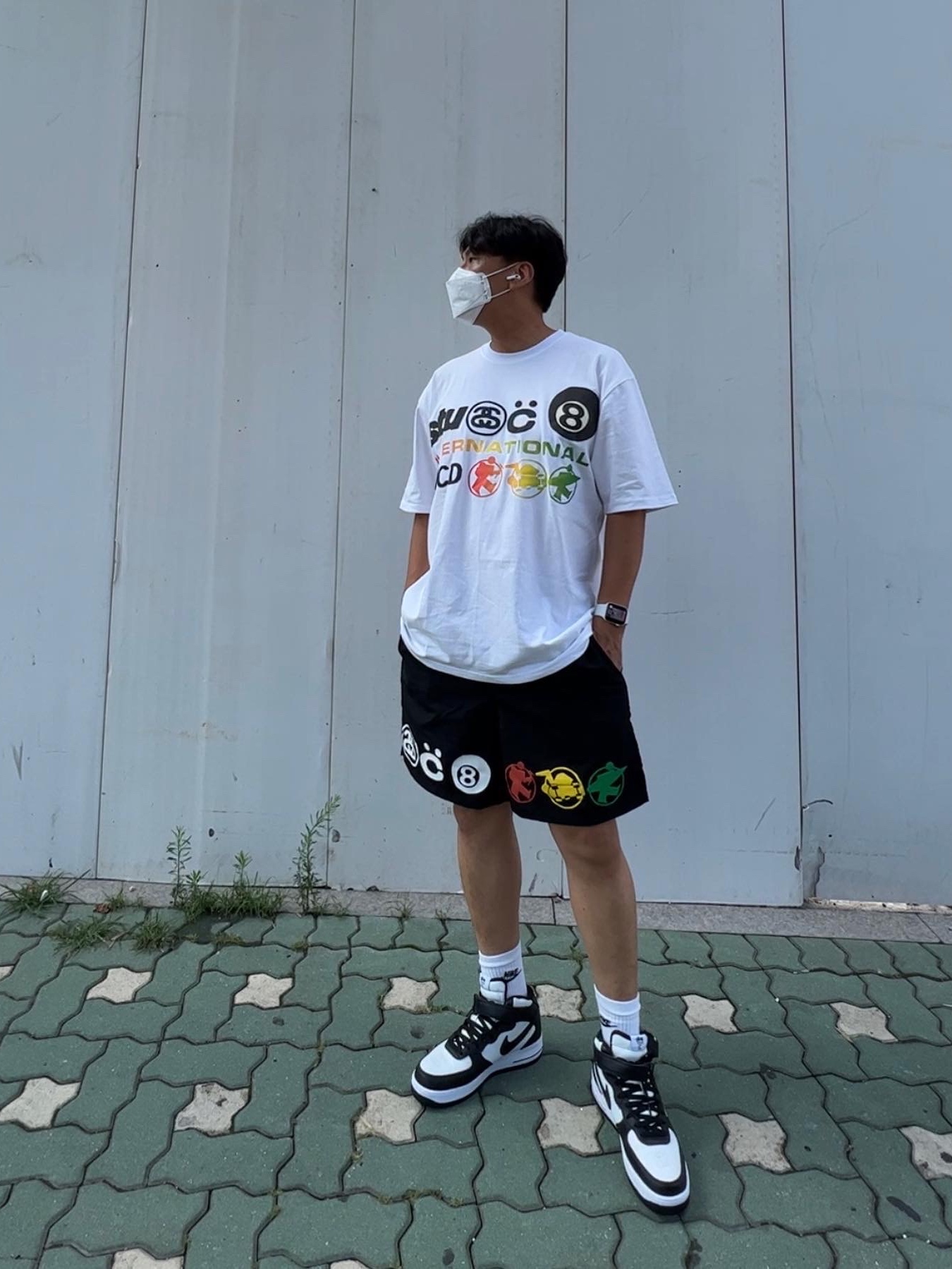 Nike x Stussy Air Force 1 '07 Mid SP Black and Light Bone, Stussy x Cactus Plant Flea Market International T-Shirt White 착용 스타일