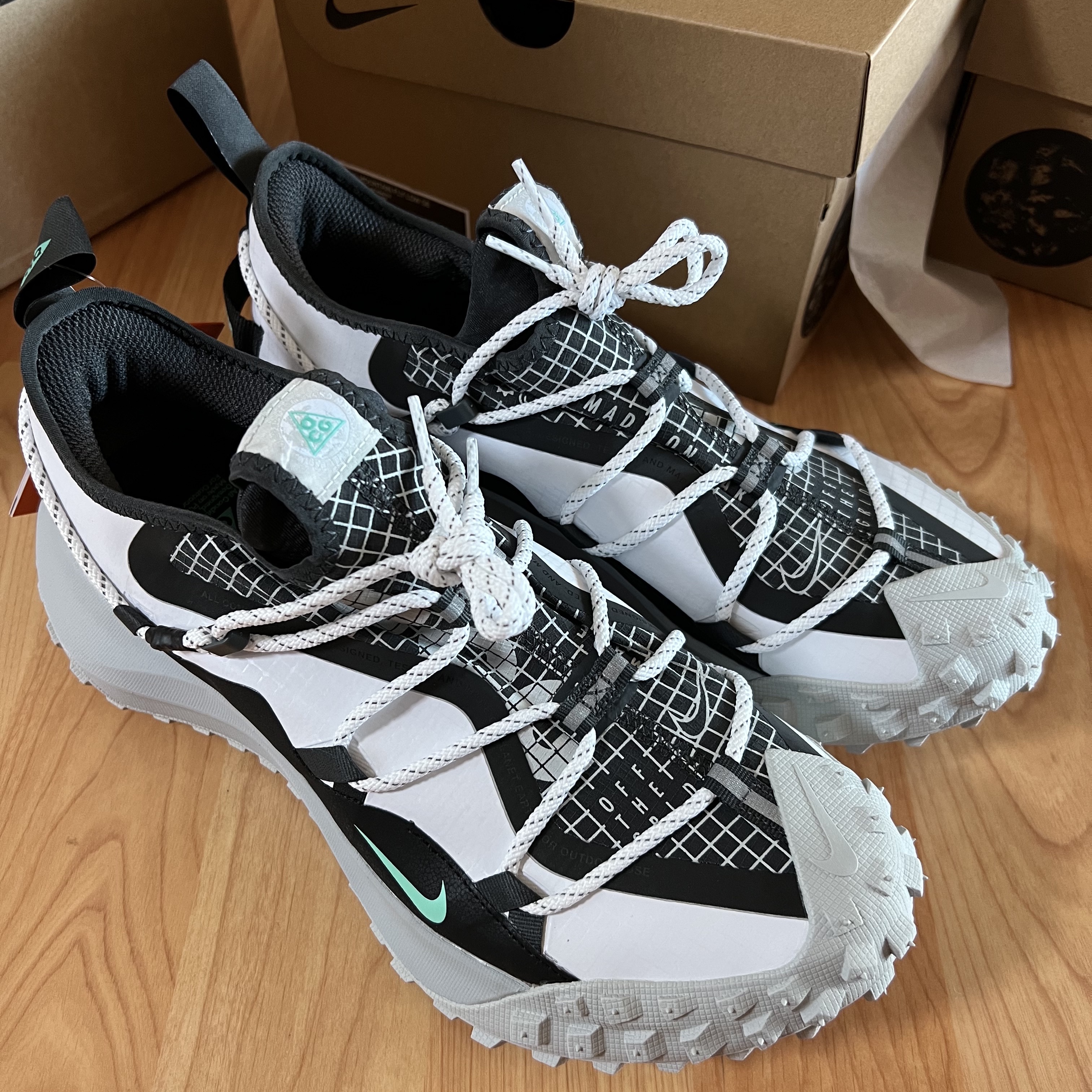 Nike ACG Mountain Fly Low SE White and Black 착용 스타일