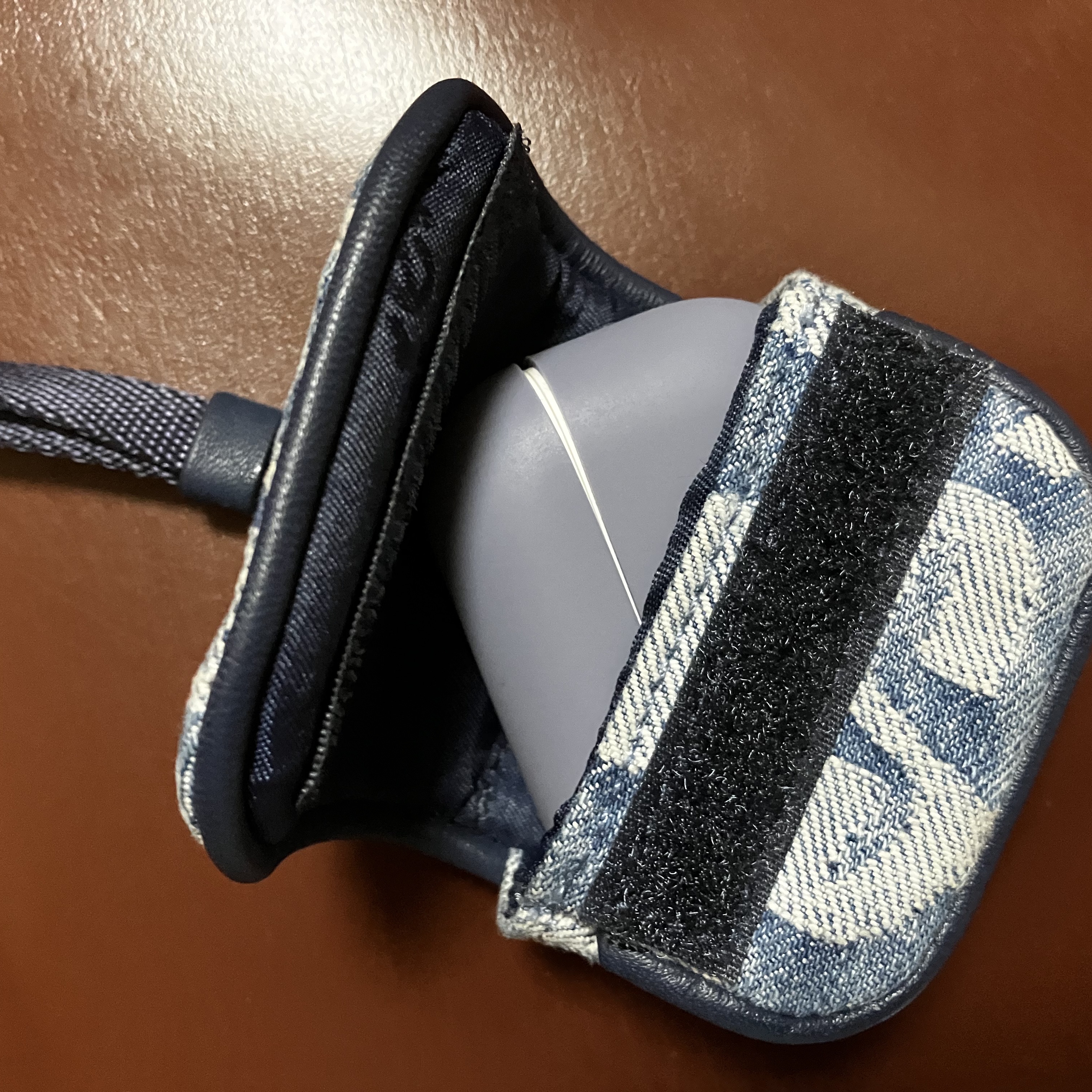 Supreme Fat Tip Jacquard Denim AirPods Case Blue - 22SS, Apple AirPods Pro with MagSafe Charging Case (Korean Ver.) 착용 스타일 - 2