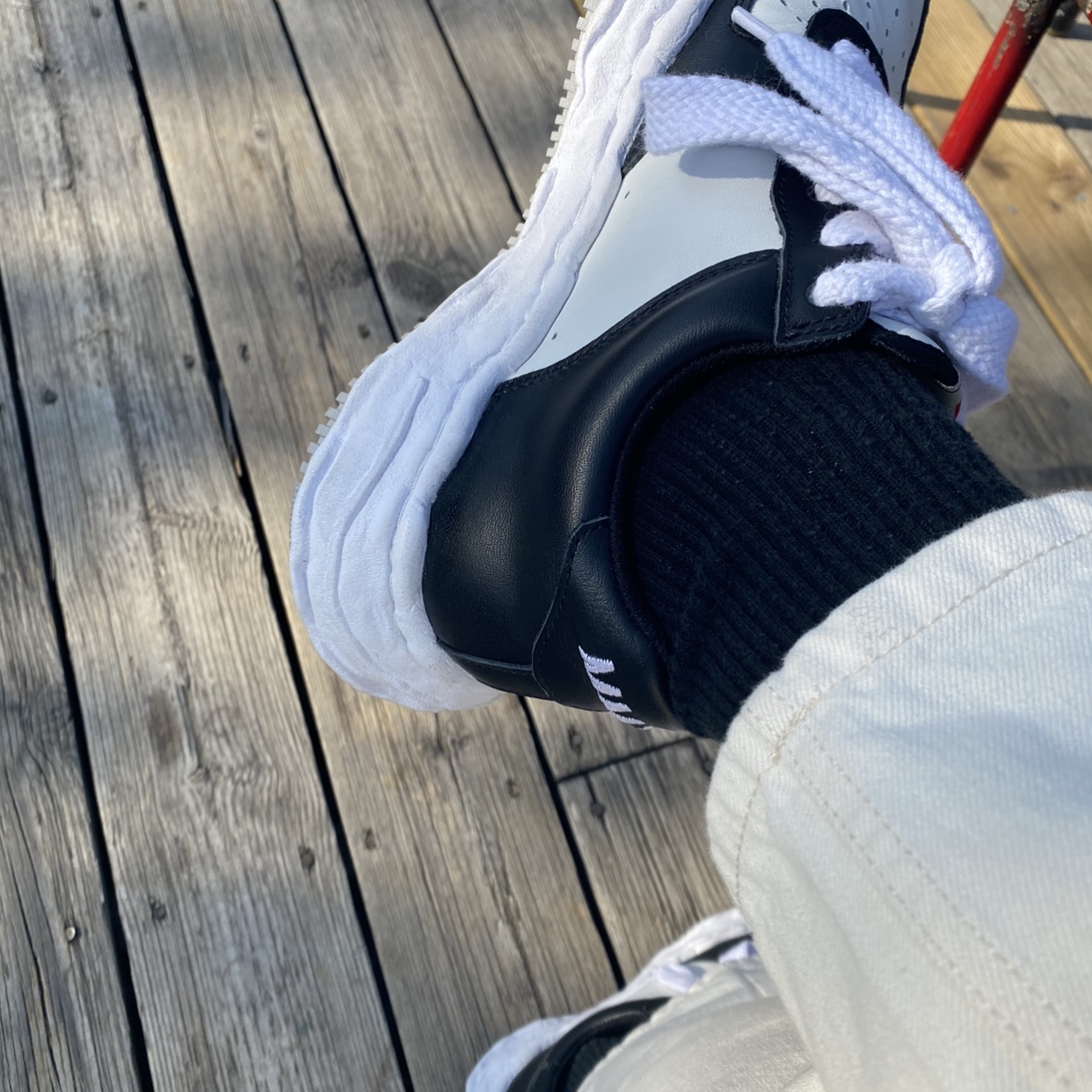 Maison Mihara Yasuhiro Blakey OG Sole Leather Low-top Sneakers Black, Maison Mihara Yasuhiro Blakey OG Sole Leather Low-top Sneakers White 착용 스타일 - 2