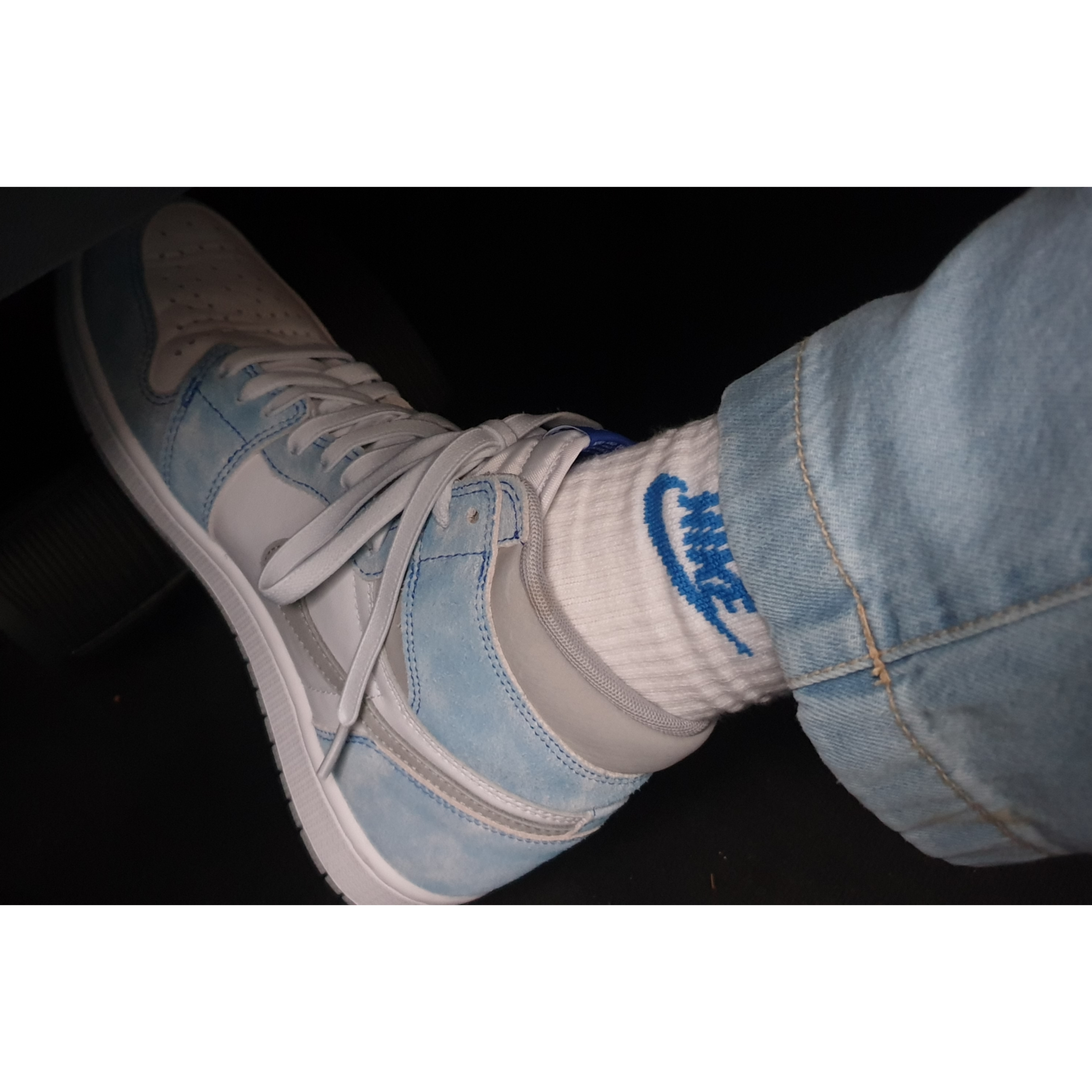 Jordan 1 Retro High OG Hyper Royal 착용 스타일
