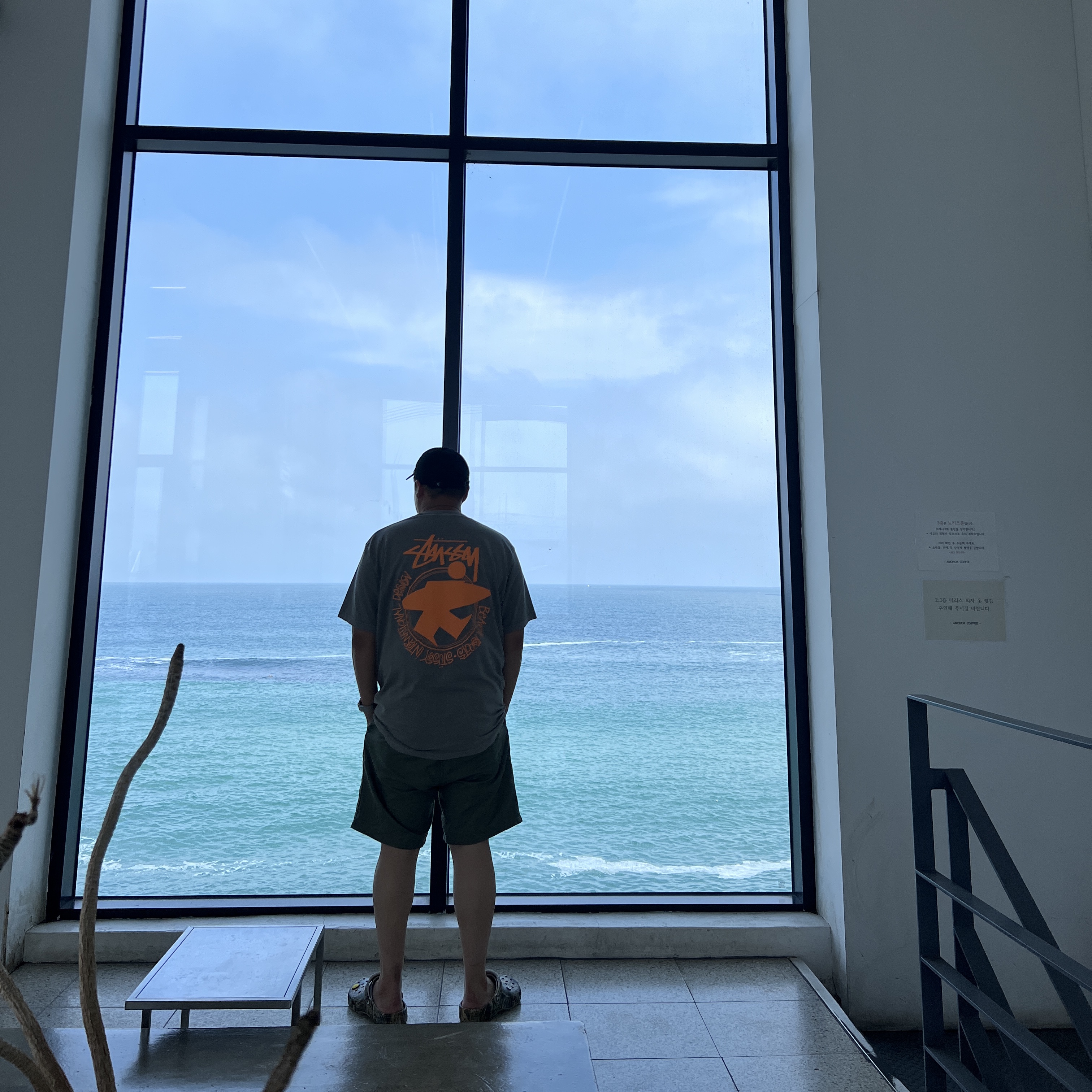 Stussy Beach Roots T-Shirt Grey, Crocs x Thisisneverthat Classic Clog Walnut 착용 스타일