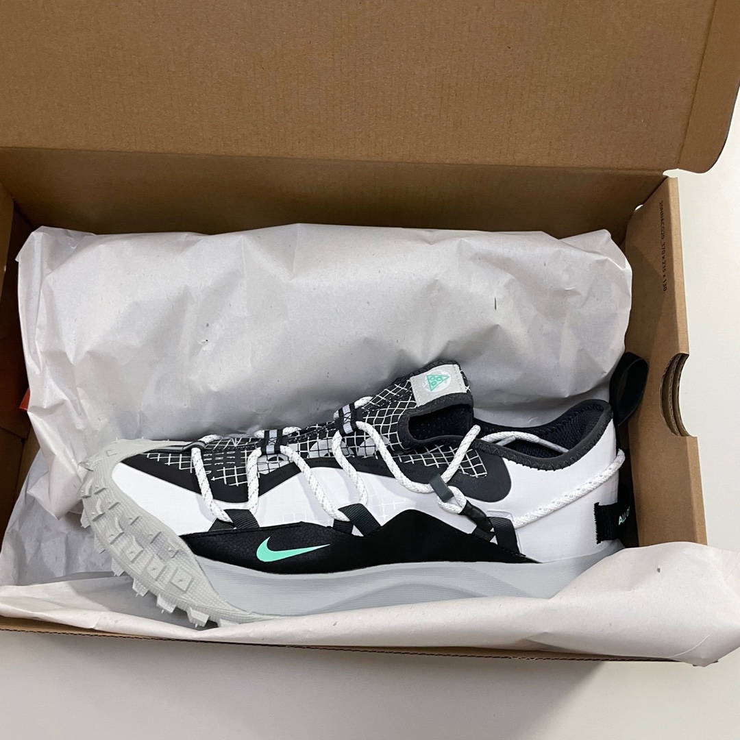 Nike ACG Mountain Fly Low SE White and Black 착용 스타일 - 2