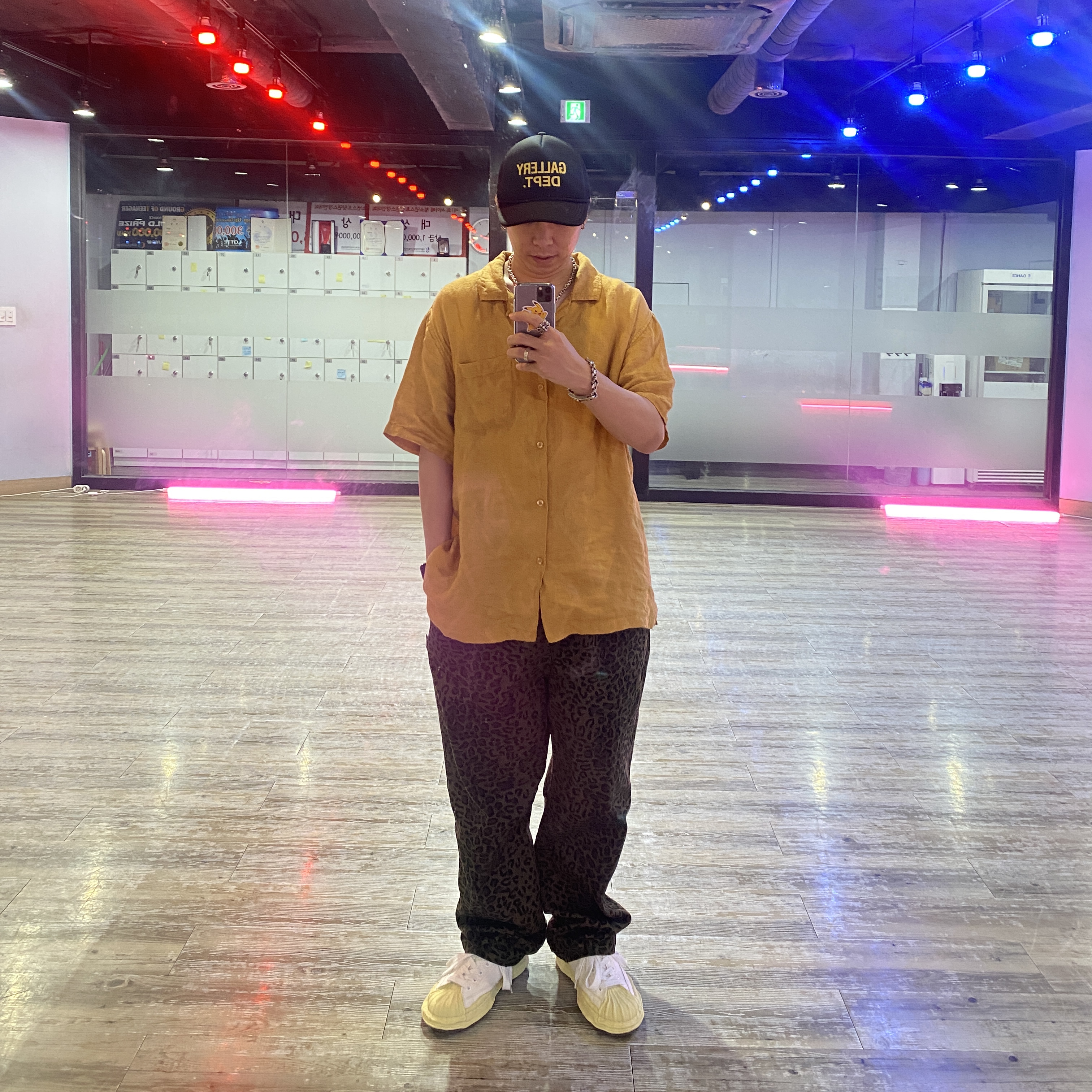 Maison Mihara Yasuhiro Blakey VL OG Sole Canvas Low-top Sneakers White, Gallery Dept. GD Trucker Cap Black 착용 스타일 - 2