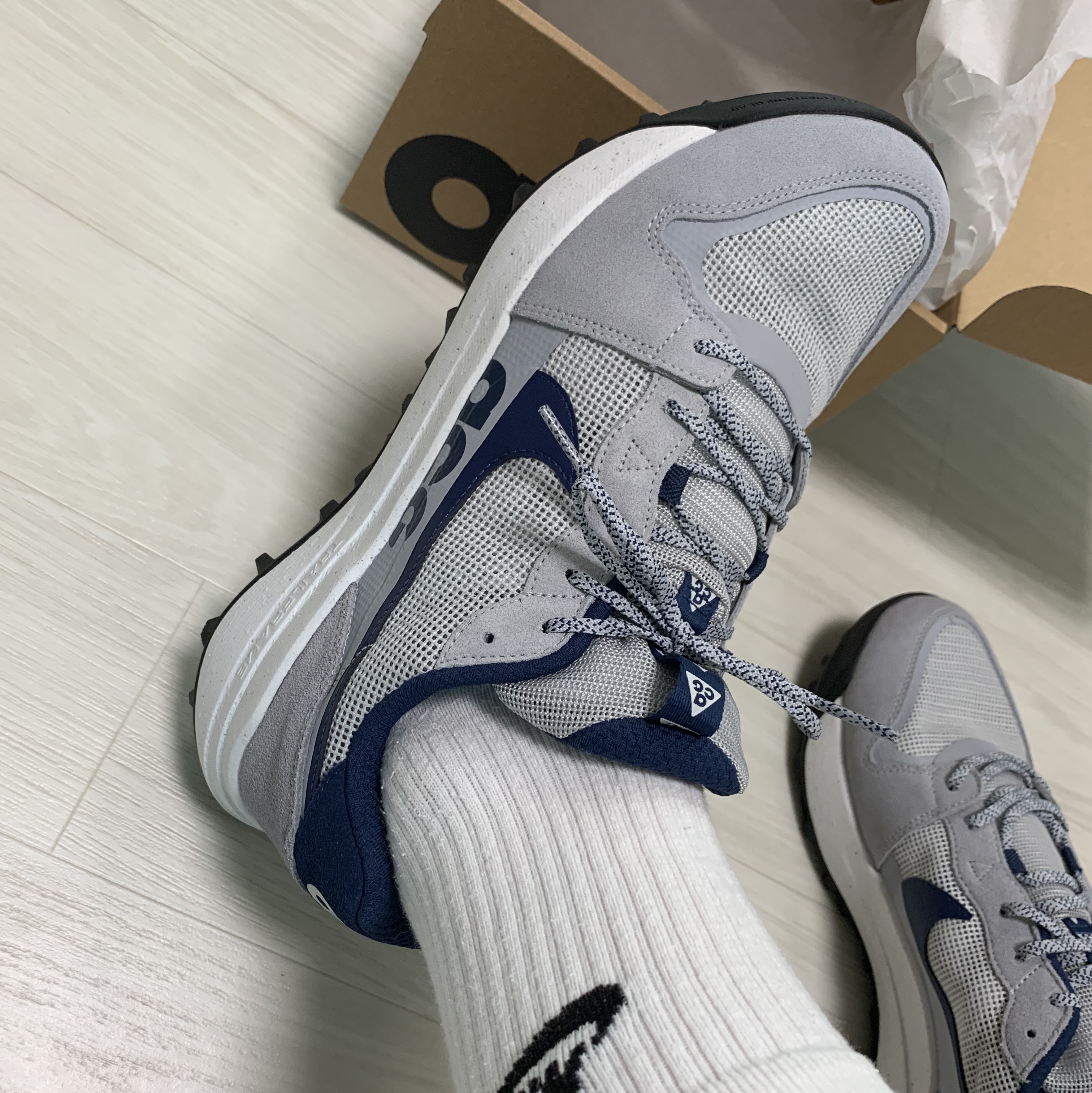 Nike ACG Lowcate Wolf Grey Navy 착용 스타일