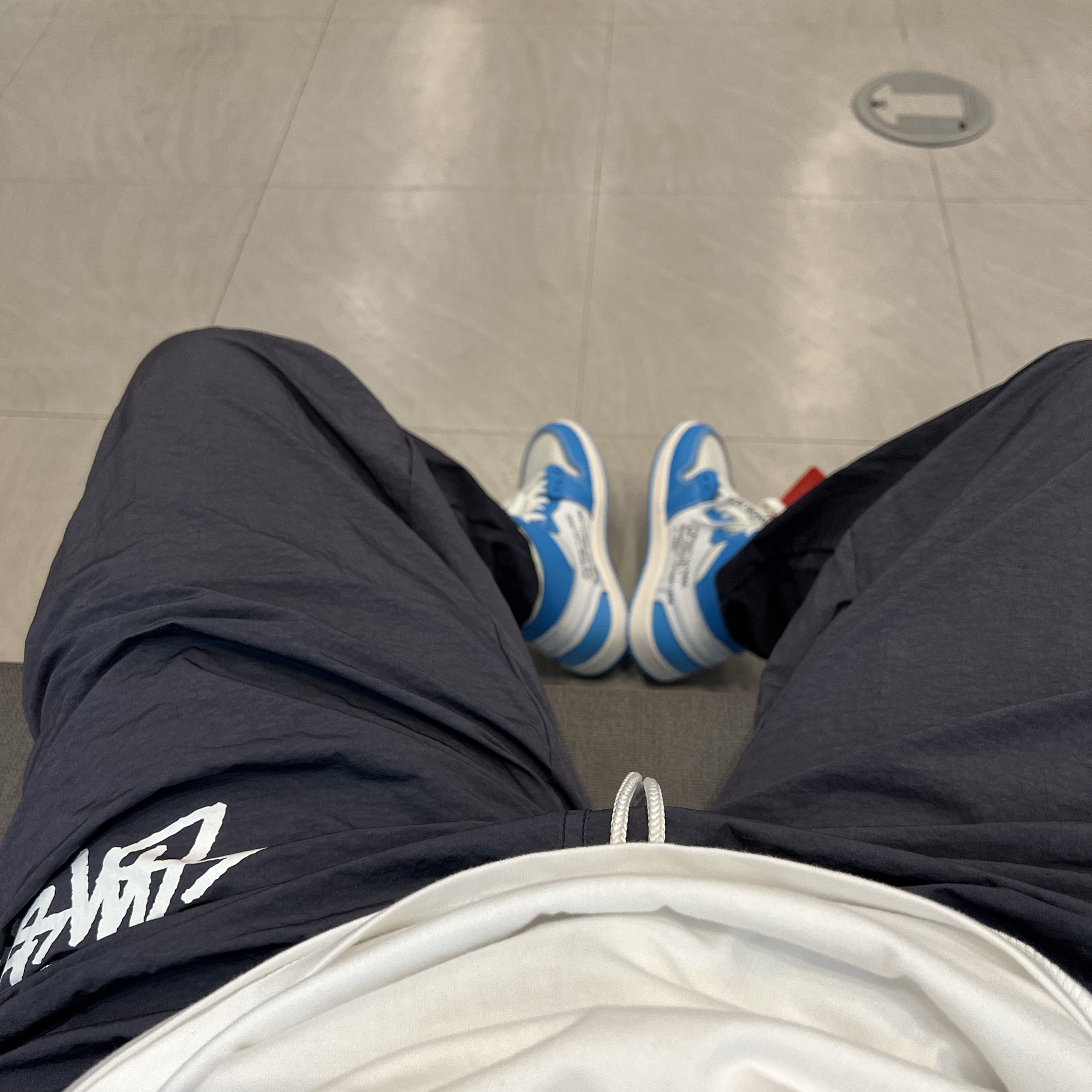 Jordan 1 x Off-White Retro High University Blue, Nike x Stussy Beach Pants Off Noir 착용 스타일