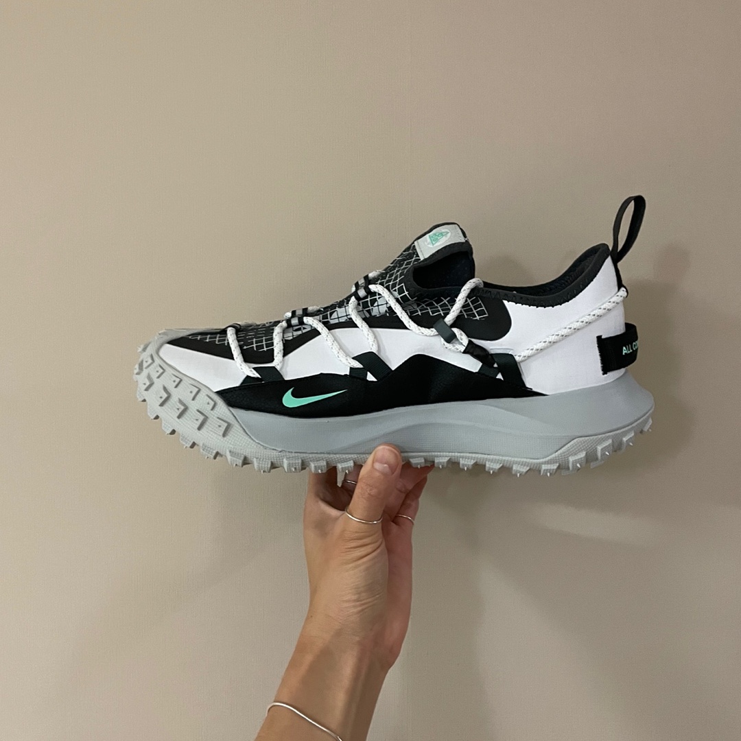 Nike ACG Mountain Fly Low SE White and Black 착용 스타일 - 1