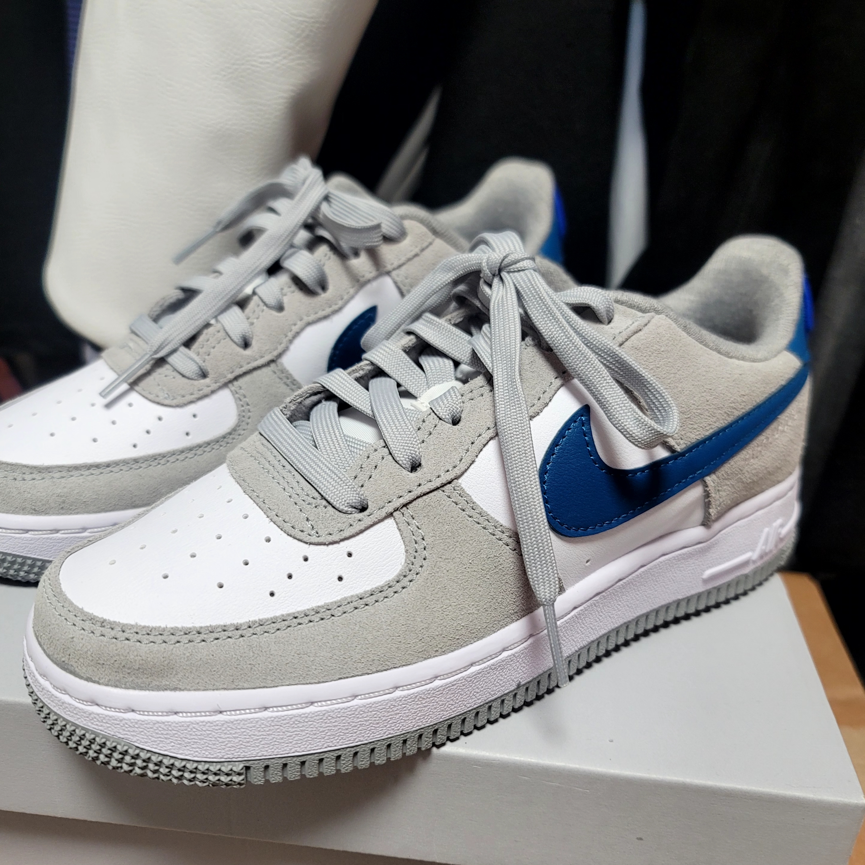 (GS) Nike Air Force 1 LV8 Athletic Club Light Smoke Grey Marina 착용 스타일