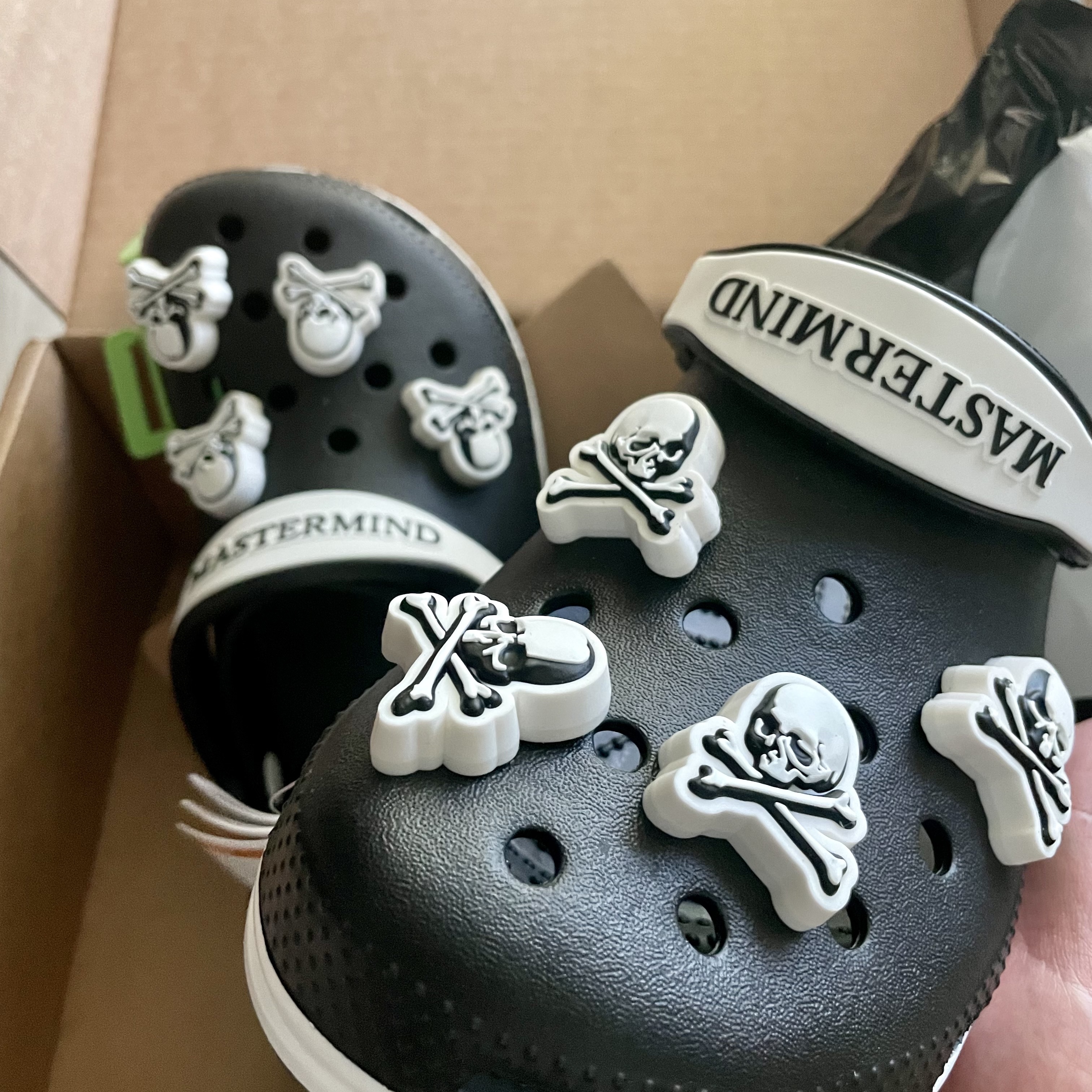 Crocs x Mastermind Classic Clog Black White 착용 스타일 - 1