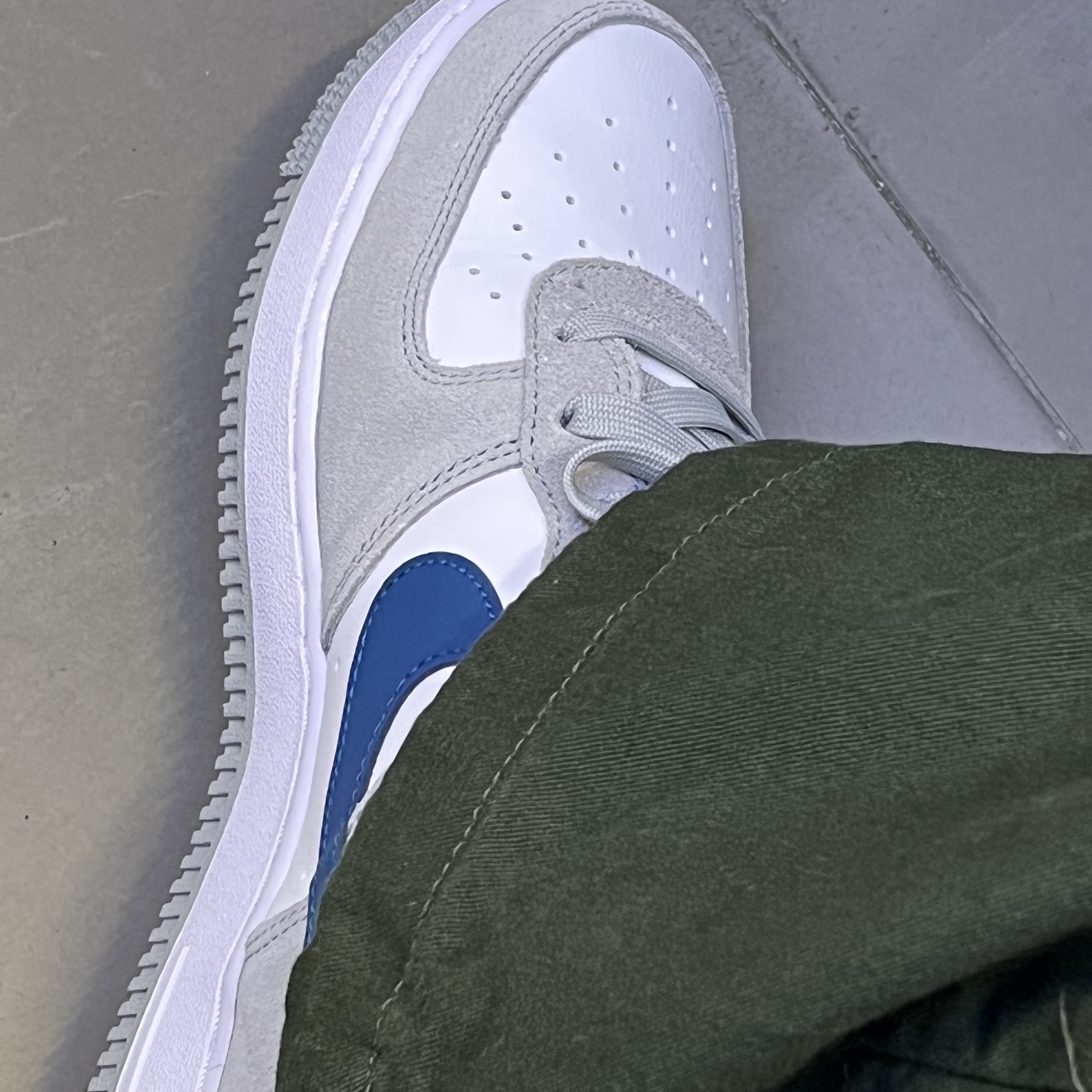 (GS) Nike Air Force 1 LV8 Athletic Club Light Smoke Grey Marina 착용 스타일