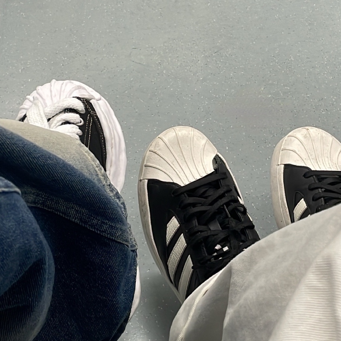 Y-3 Yohji Star Black White, Maison Mihara Yasuhiro Blakey OG Sole Canvas Low-top Sneakers Black 착용 스타일