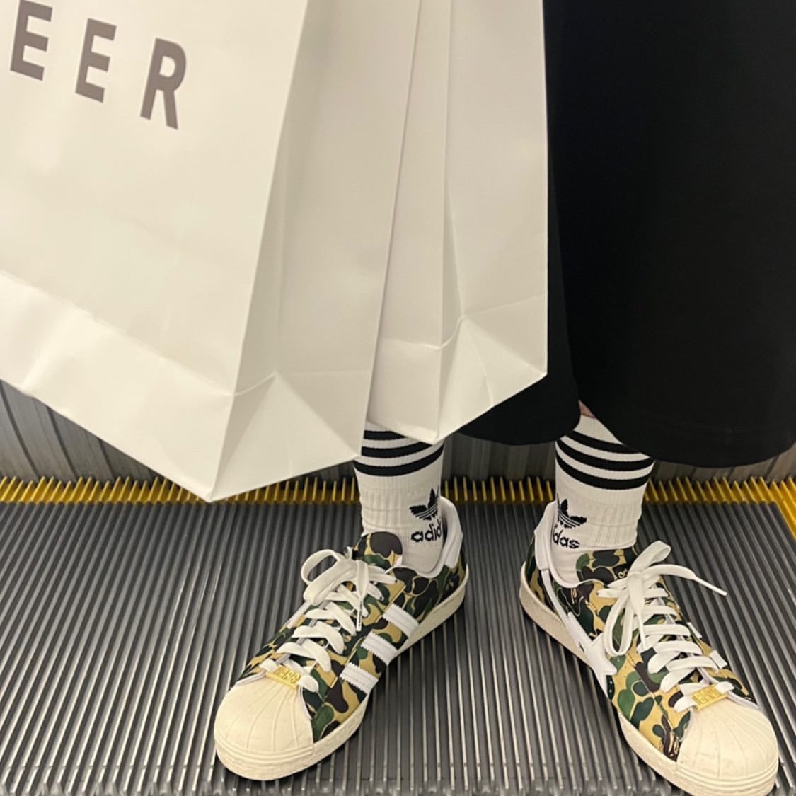 Adidas x BAPE Superstar 80s Green Camo 착용 스타일