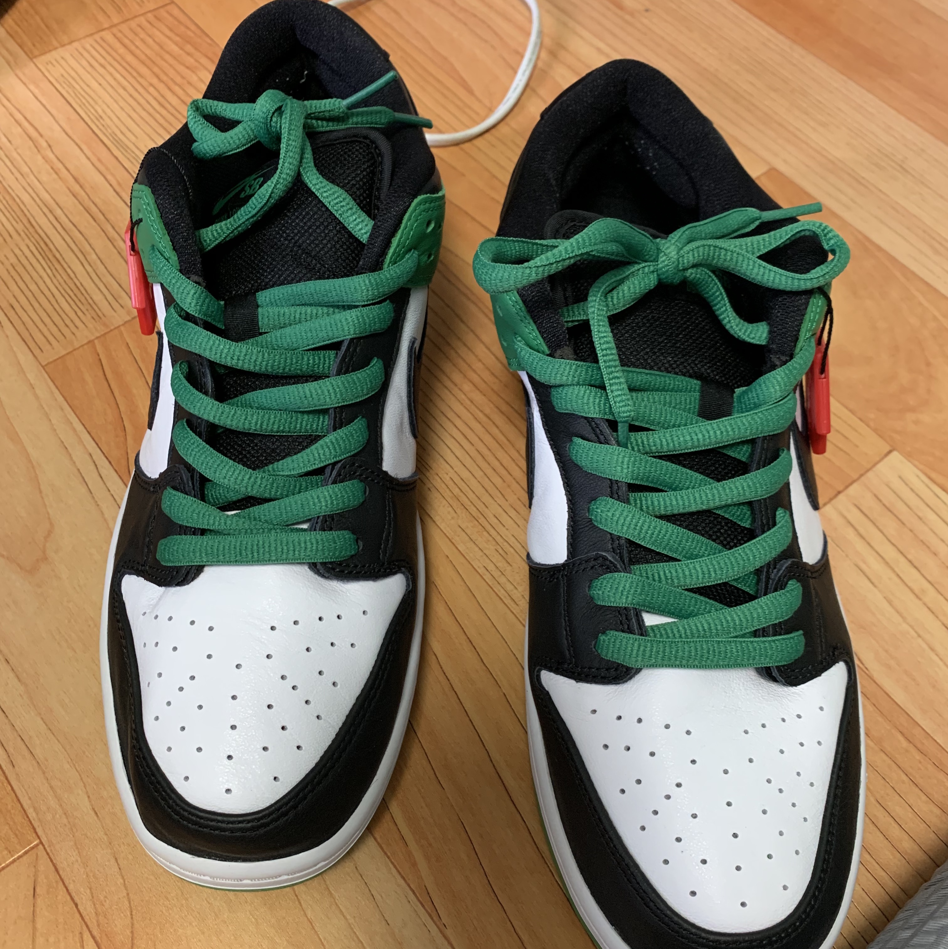 Nike SB Dunk Low Pro Black and Classic Green 착용 스타일