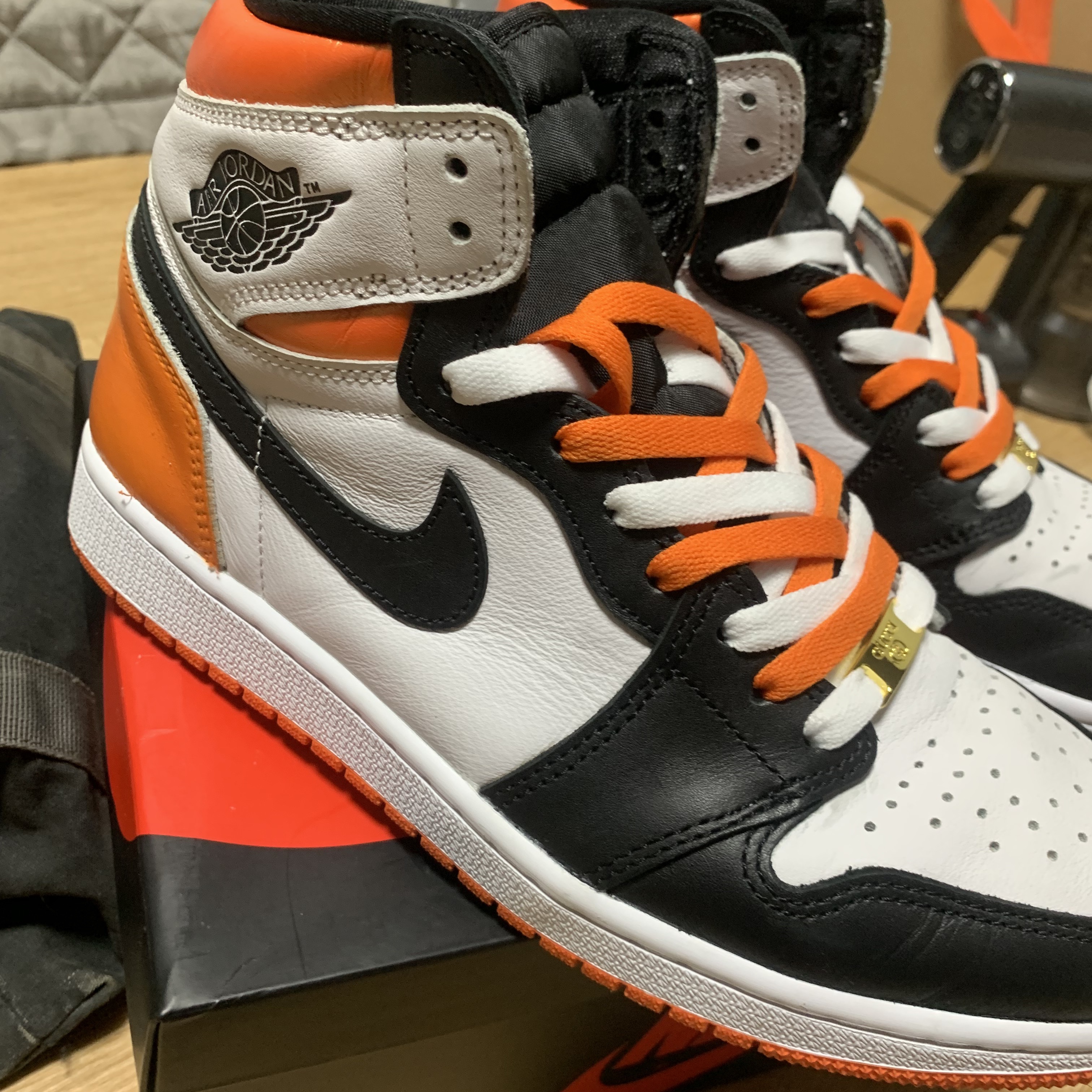 Jordan 1 Retro High OG Electro Orange 착용 스타일 - 3